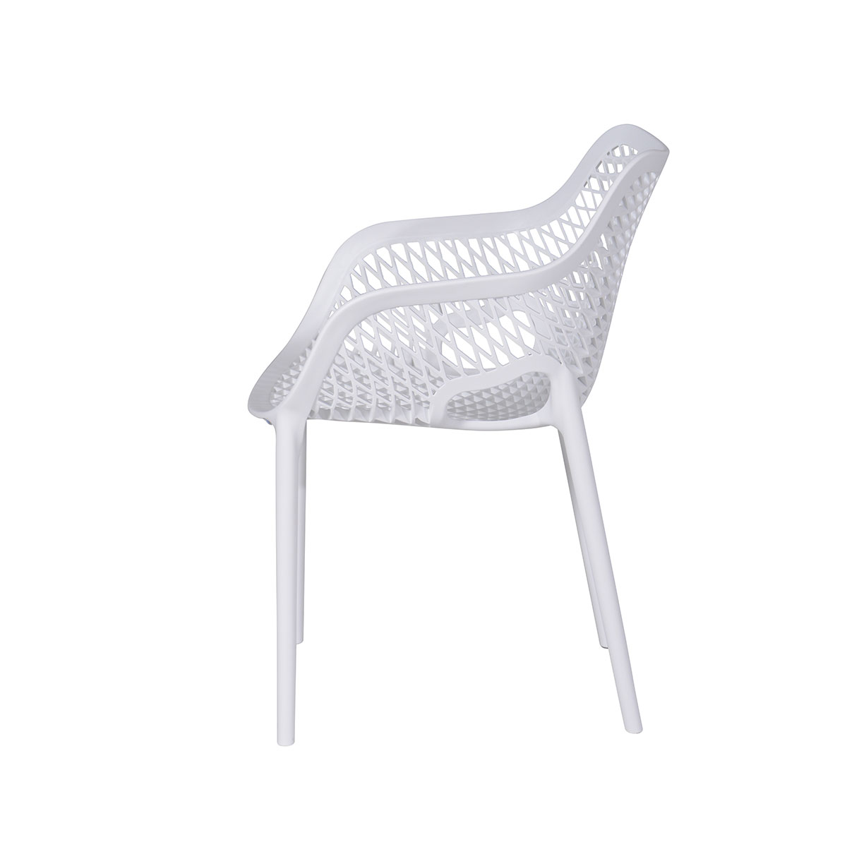 Vue latérale d'une chaise en plastique blanc avec un motif en treillis. Sur fond blanc.