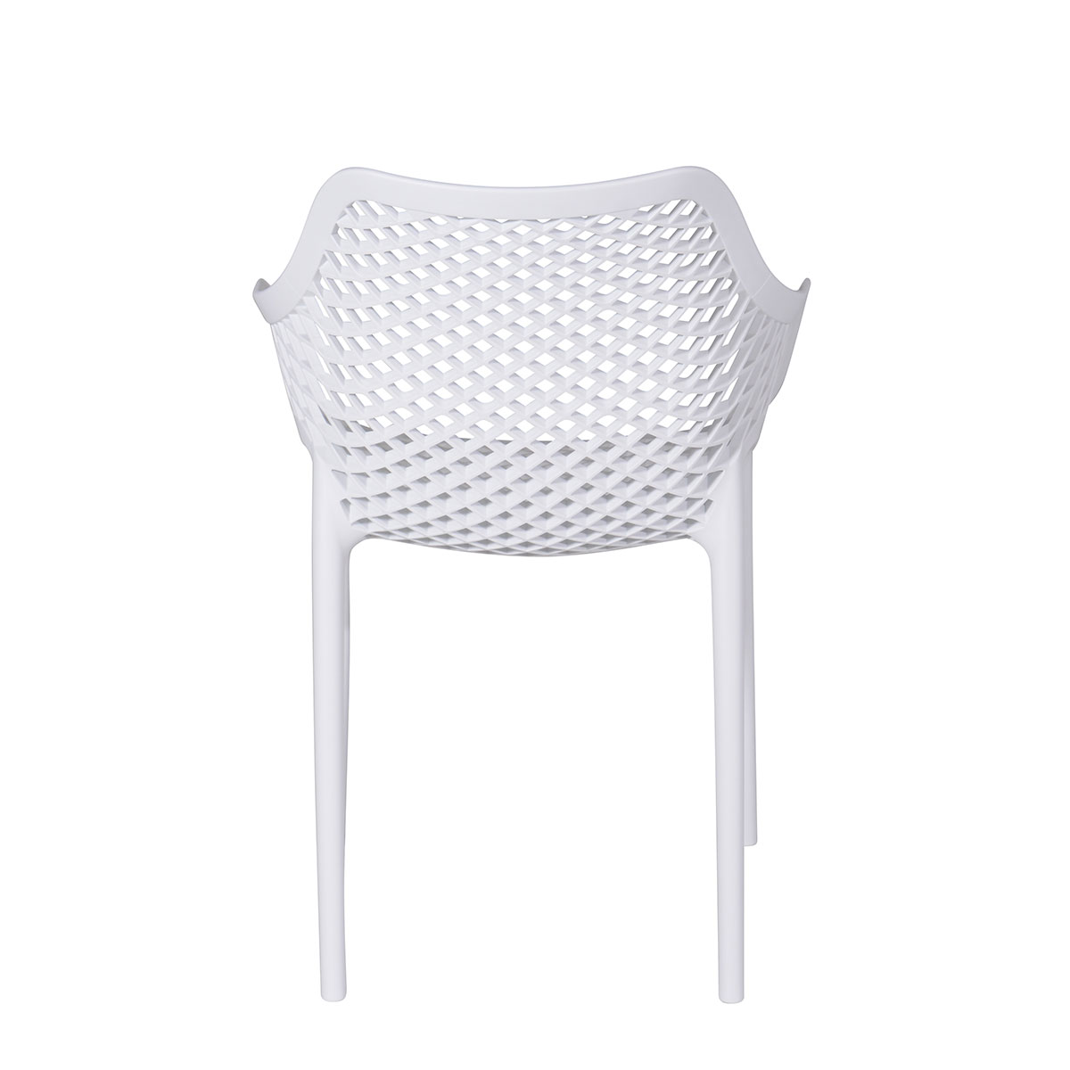 Une chaise en plastique blanc avec un dossier à motifs. Fond blanc.