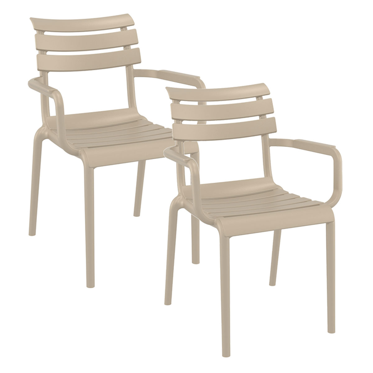 Twee beige stoelen met armleuningen en lattenruggen. Ze staan op een witte achtergrond.