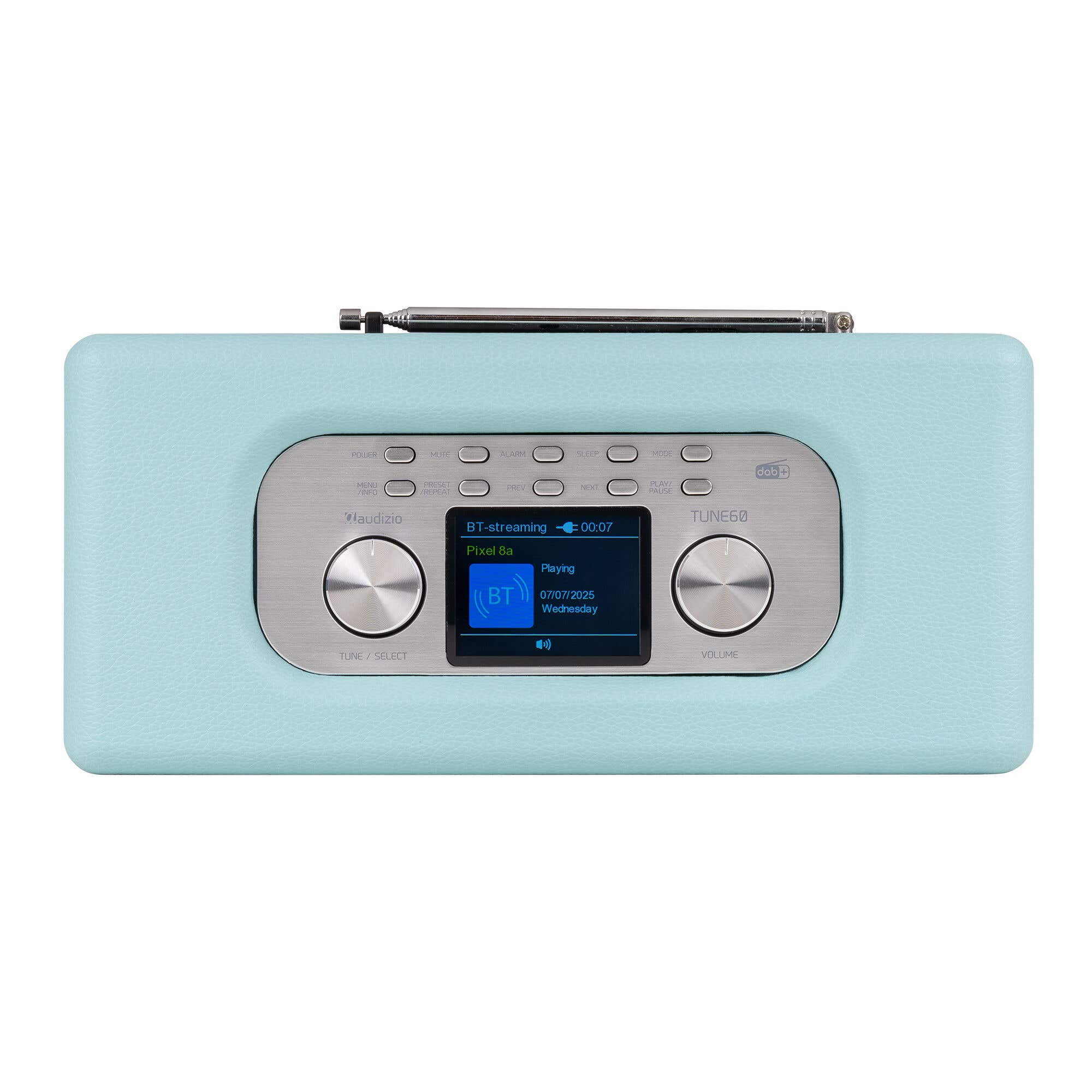 Primer plano de una radio azul claro con pantalla digital que muestra transmisión BT.