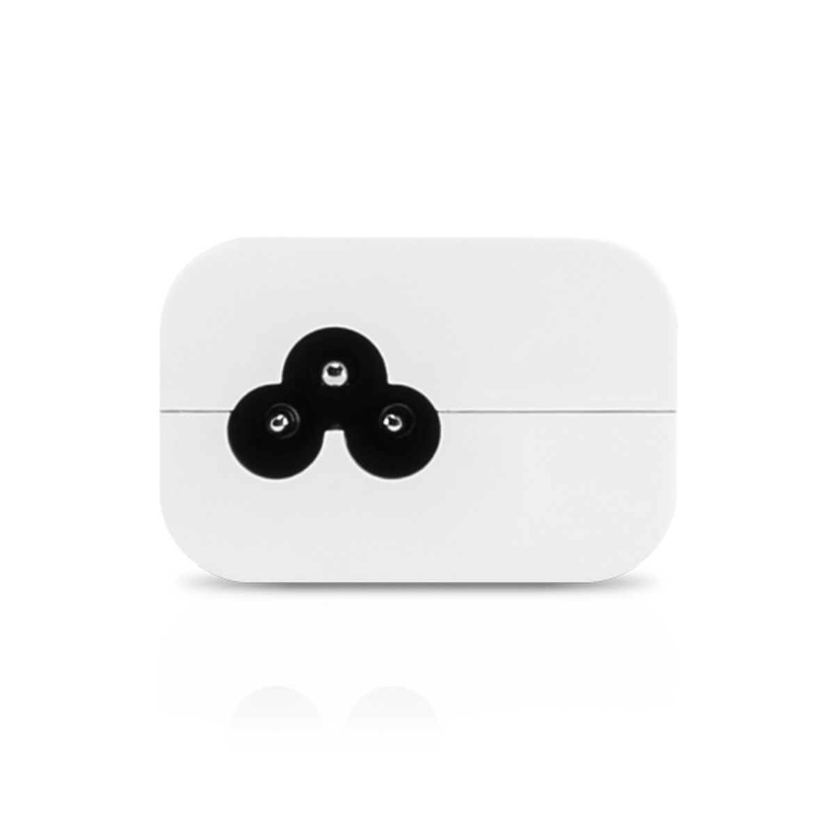 Un adaptador blanco con tres conectores de alimentación.