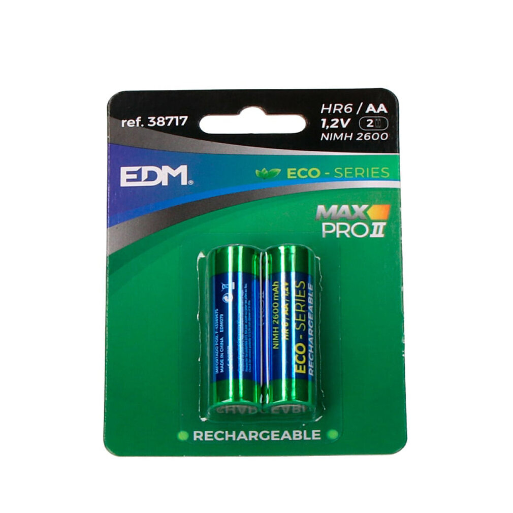 Dos pilas AA en blíster, etiquetas verdes y azules, con la marca y especificaciones.