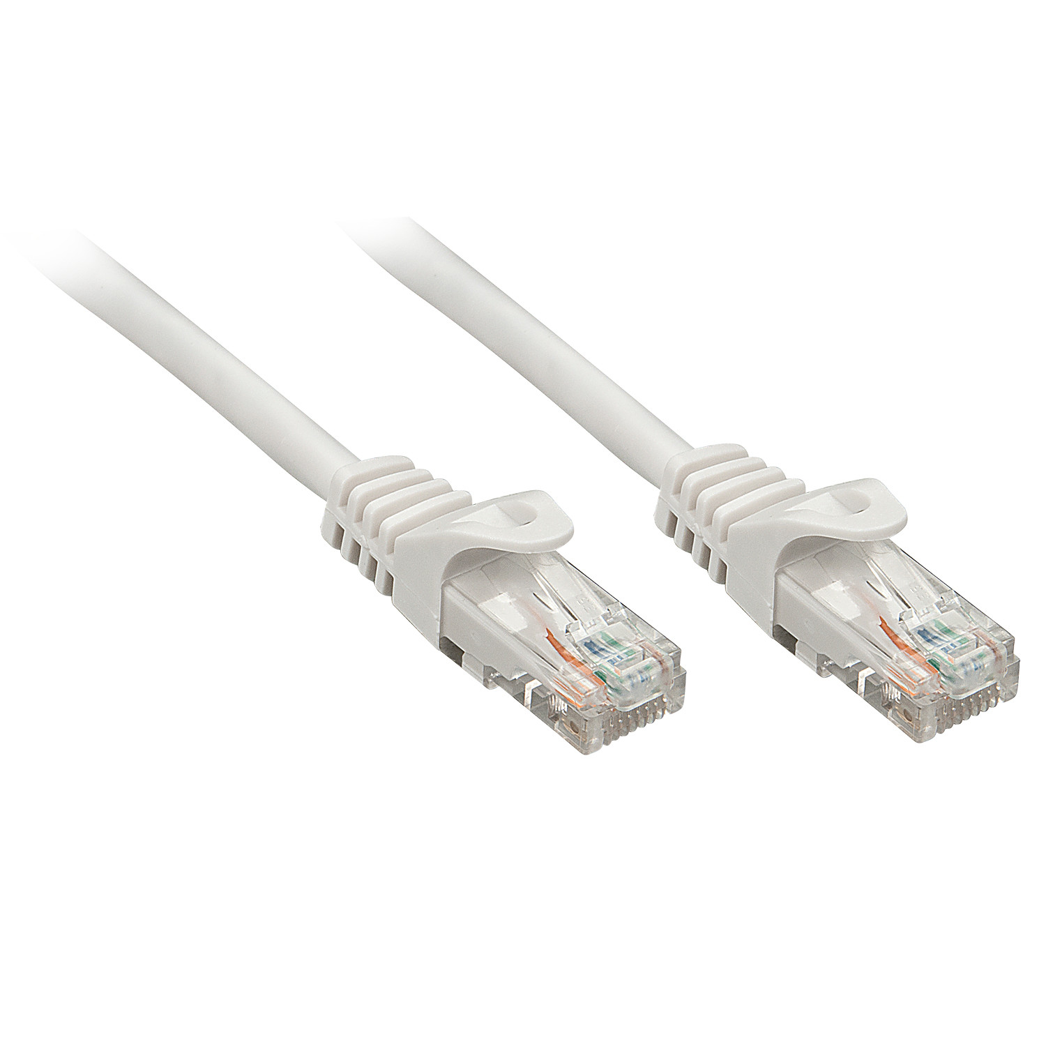 Dwa białe kable sieciowe z białymi złączami na białej powierzchni.