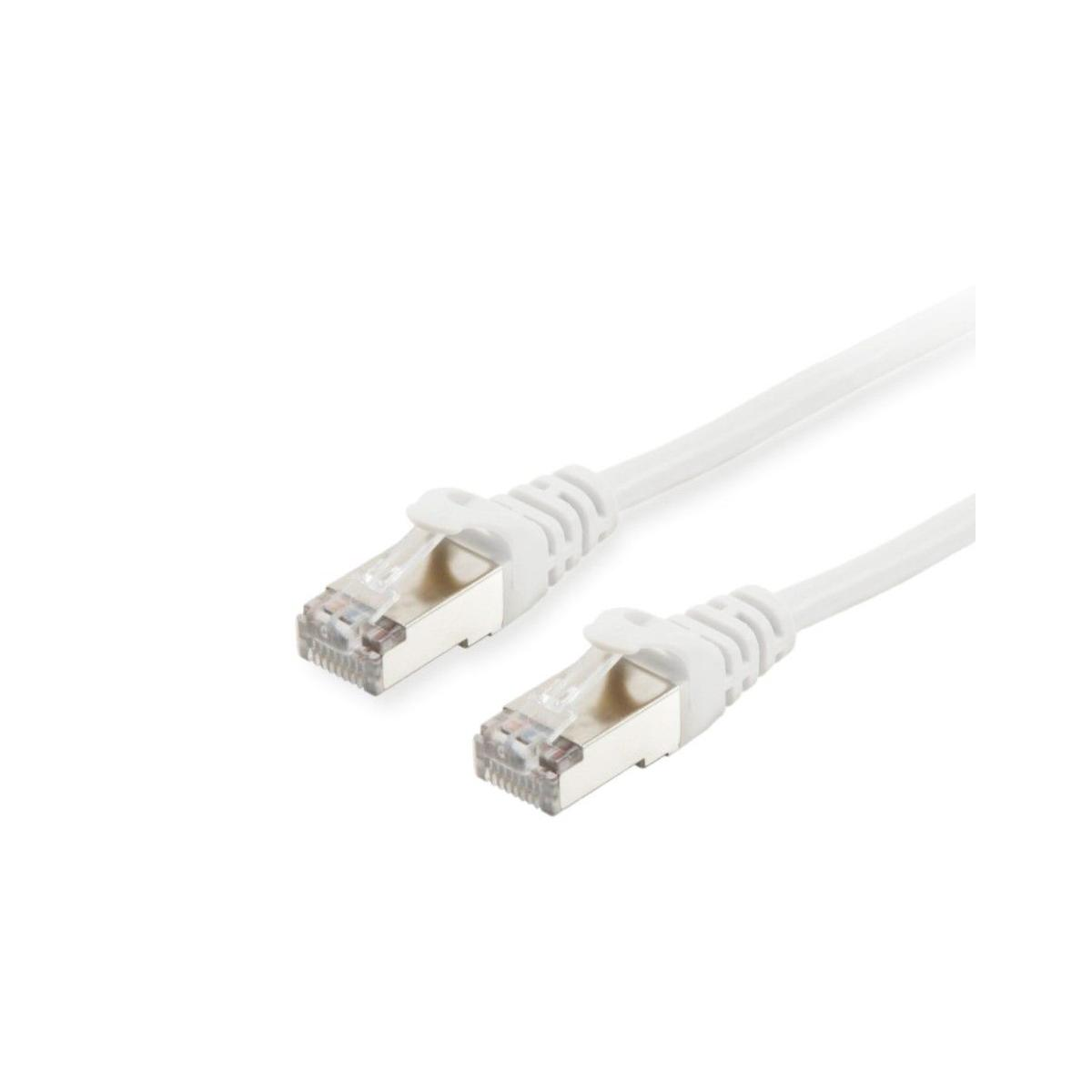 Witte netwerkkabel met witte connectoren op een witte achtergrond.