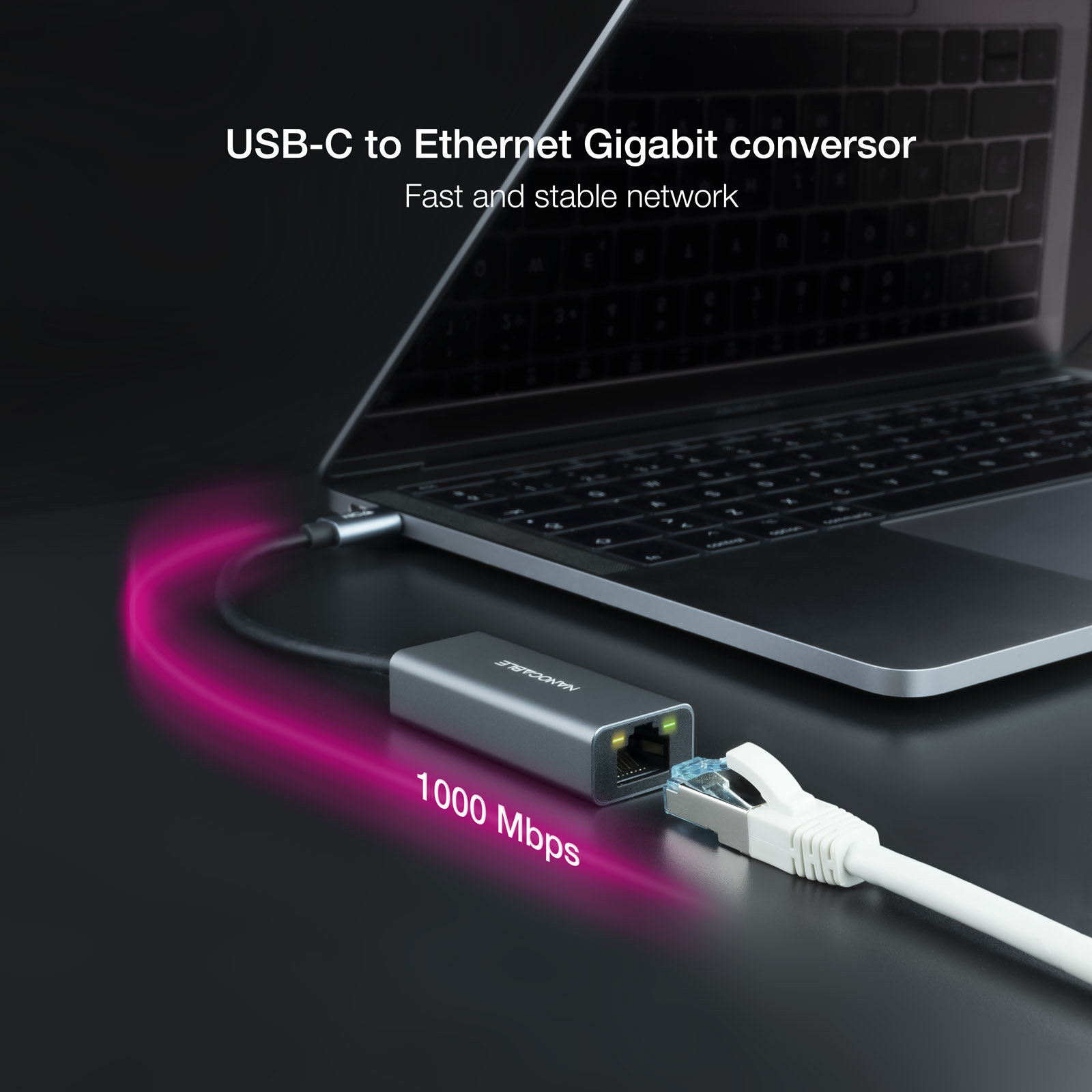 Un portátil conectado a un adaptador USB-C a Ethernet plateado.
