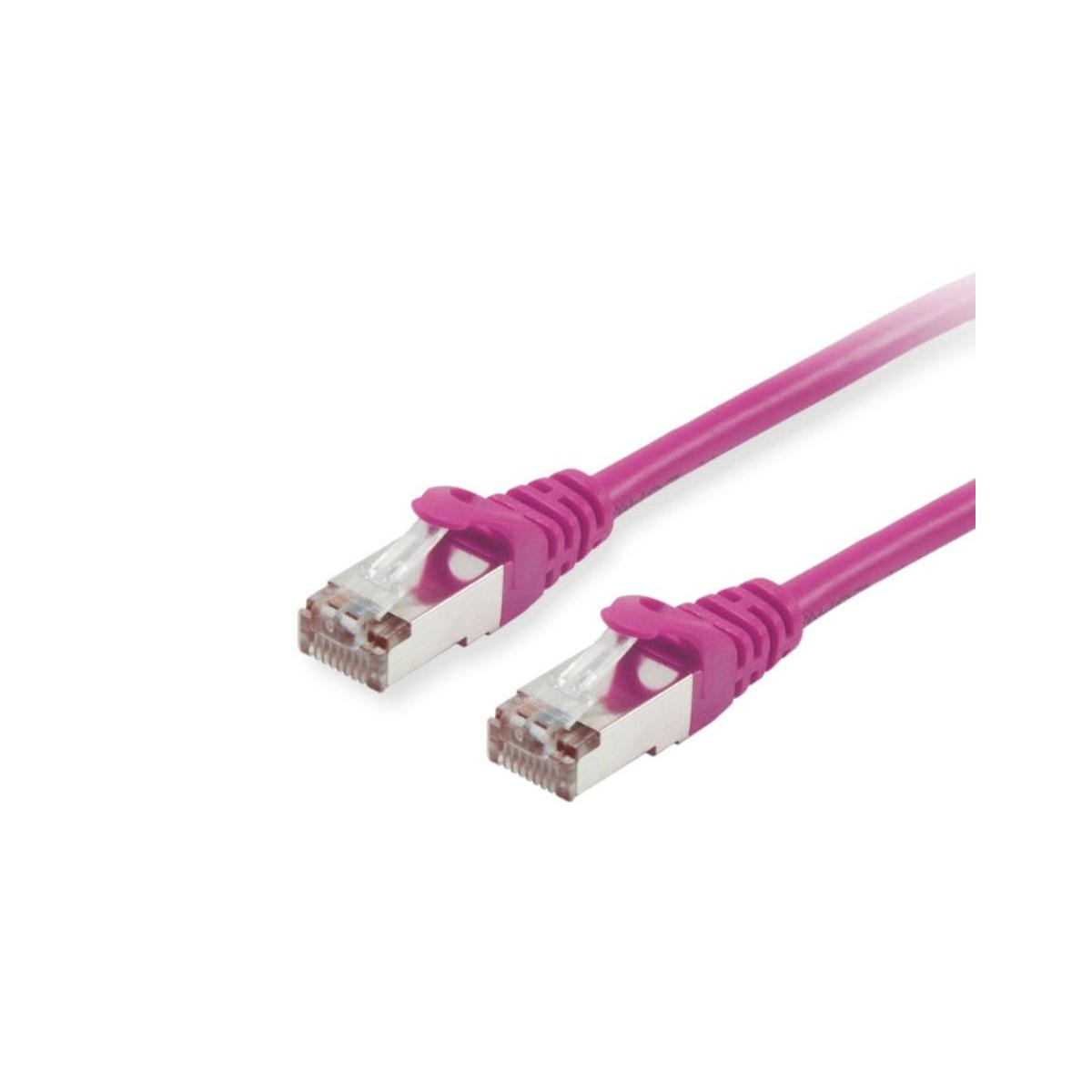 Twee roze netwerkkabeluiteinden met zilveren connectoren, op witte achtergrond.