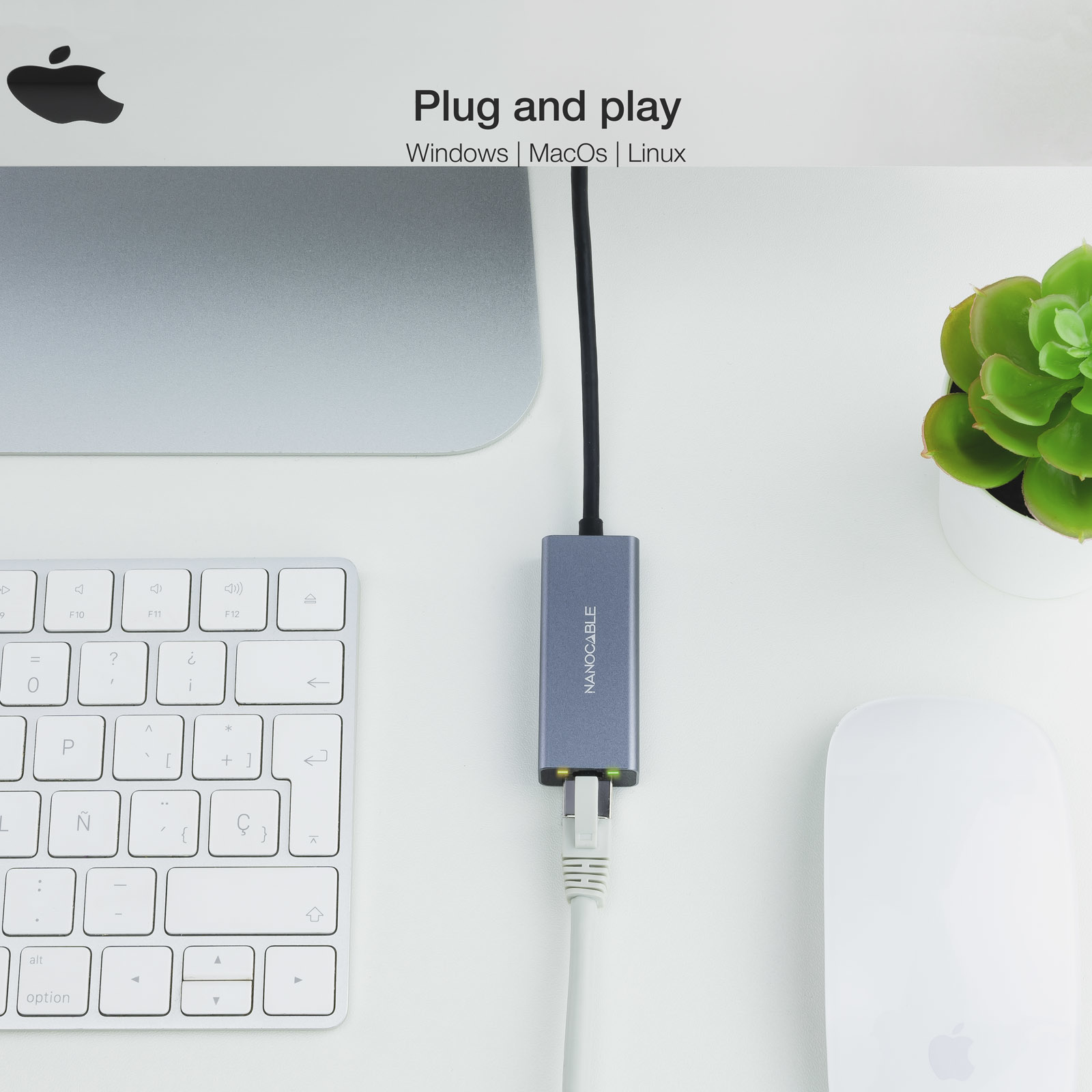 Un adaptador gris conectado a una computadora. El texto dice "Plug and play" con opciones de SO.