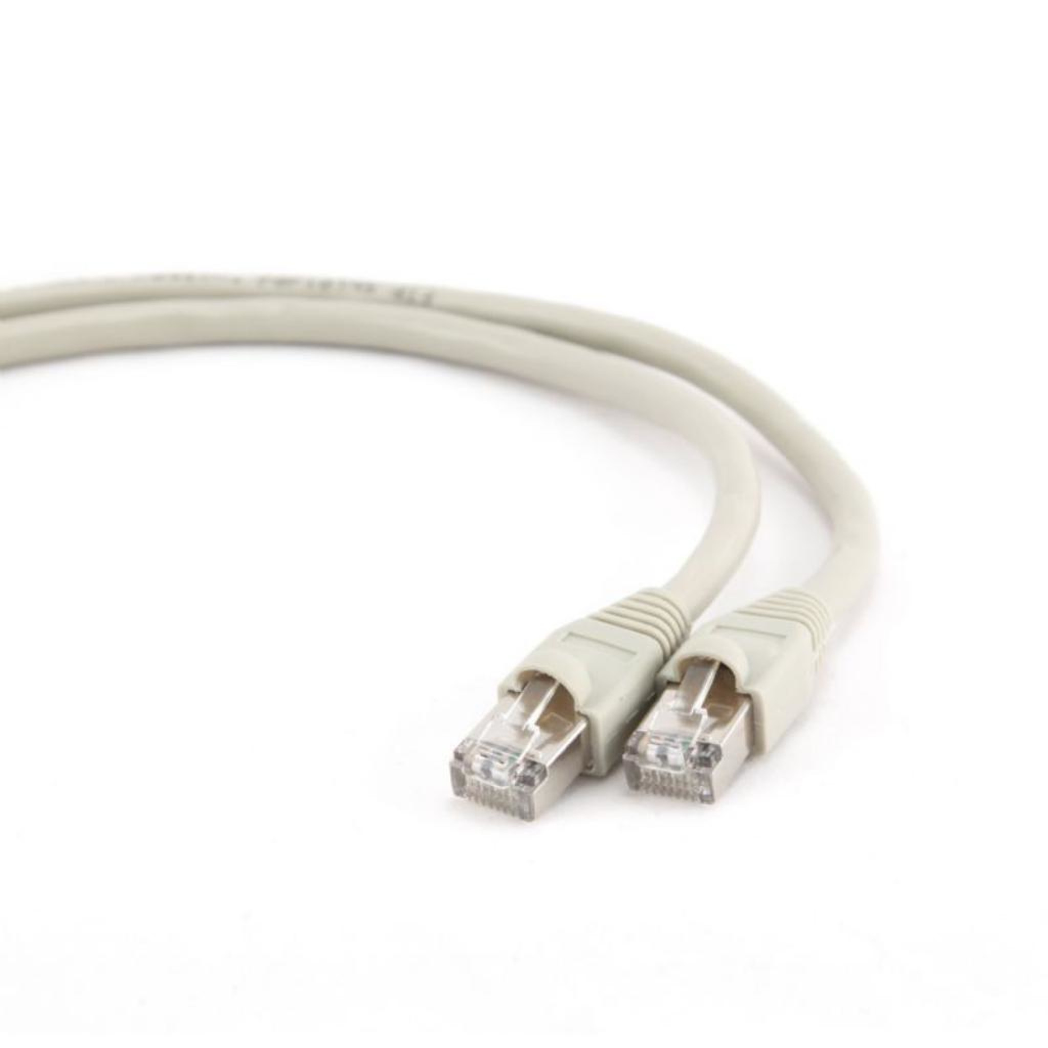 Dos extremos de cable Ethernet sobre un fondo blanco. Los cables son gris claro.