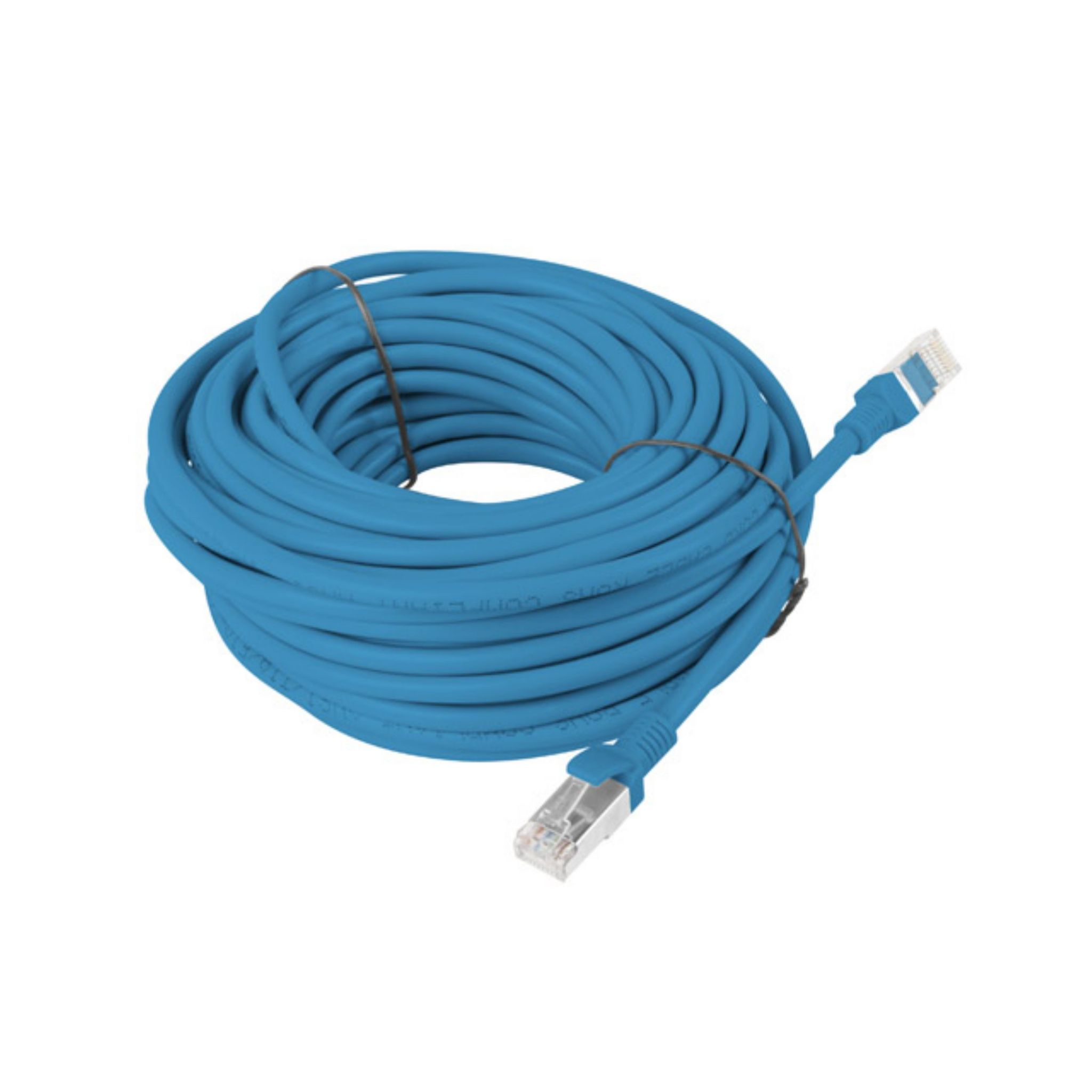 Un cable ethernet azul, enrollado, con conectores sobre un fondo blanco. El cable está en ángulo.