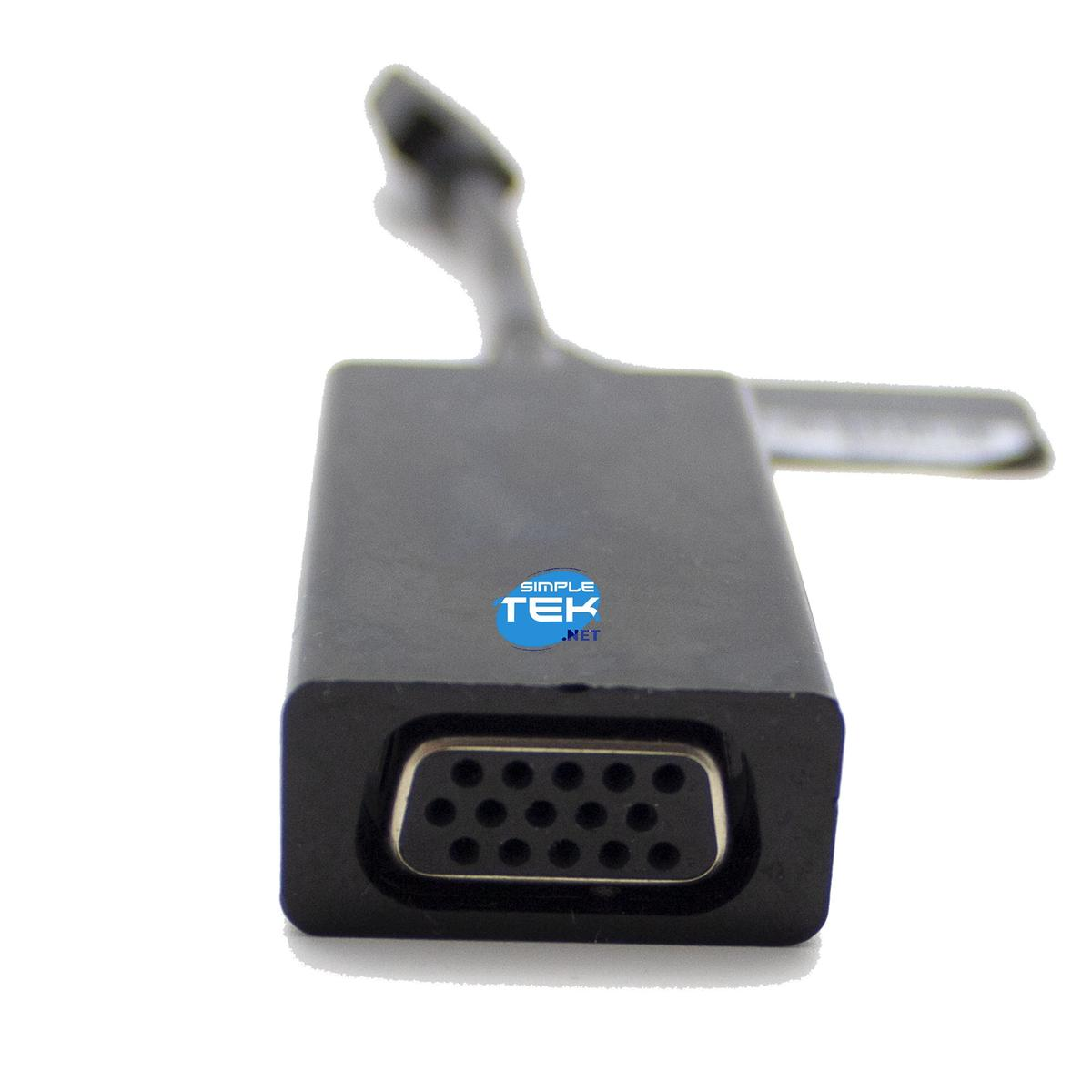 Un adattatore da USB-C a VGA nero. Adattatore, primo piano del connettore, su sfondo bianco.