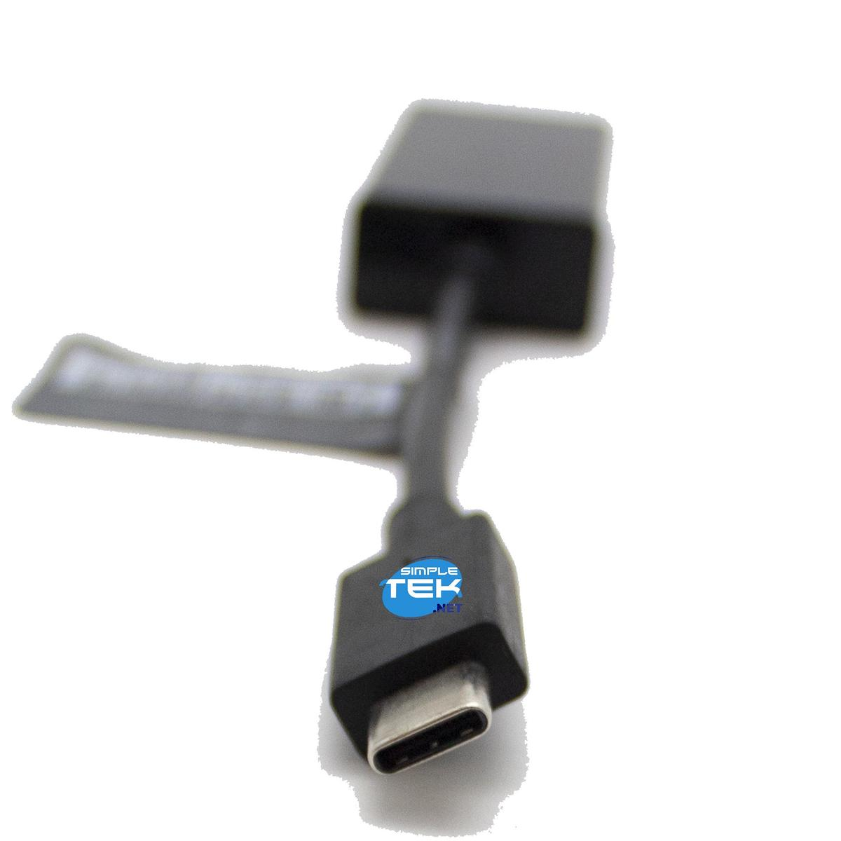 Un cavo adattatore da USB-C a USB nero. Il cavo è su sfondo bianco, angolato dall'alto.