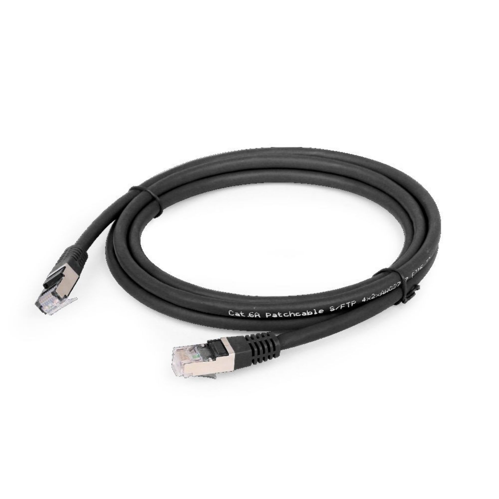 Czarny kabel Ethernet na białym tle. Dwa srebrne złącza na każdym końcu. Tekst: 'Cat.6A Patchcable S/FTP'.