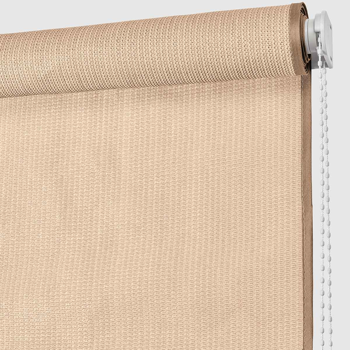 Een beige rolgordijn met een kettingbediening is gedeeltelijk uitgerold op een witte achtergrond.
