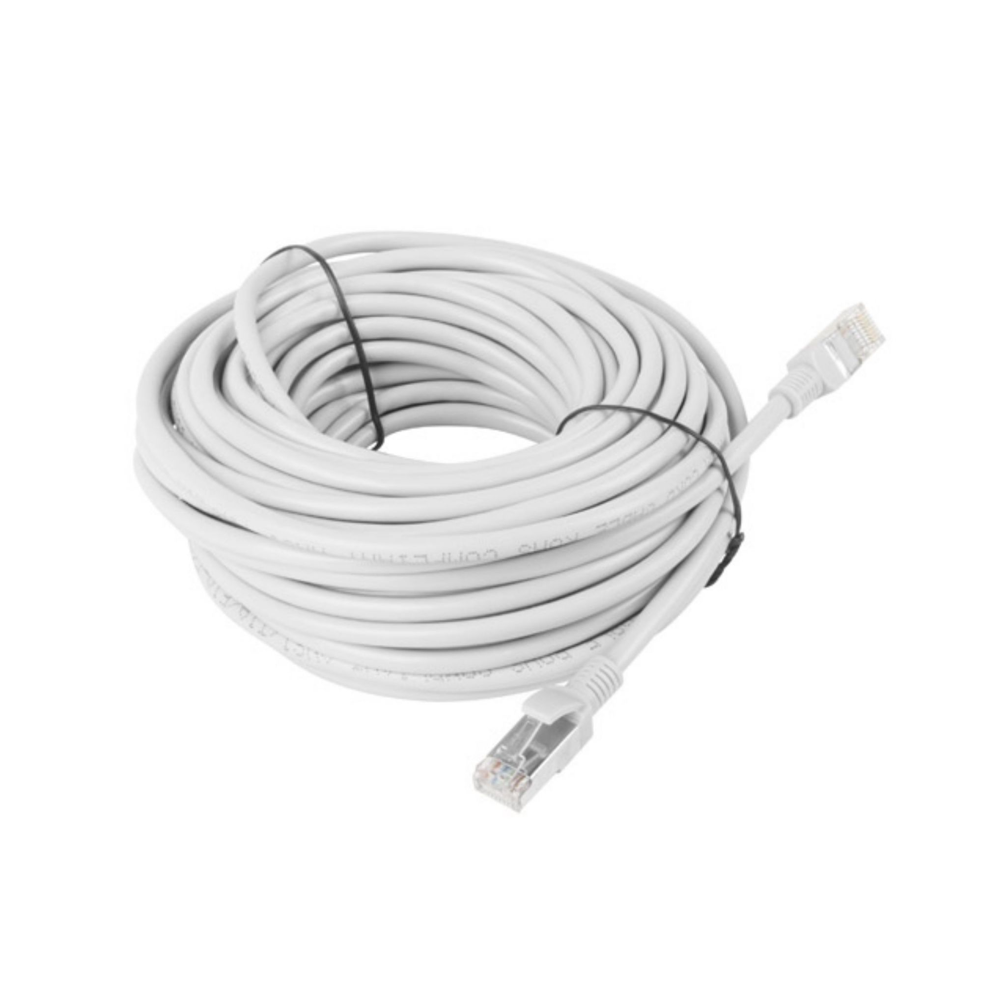 Un cable Ethernet blanco enrollado con conectores transparentes se encuentra sobre un fondo blanco.