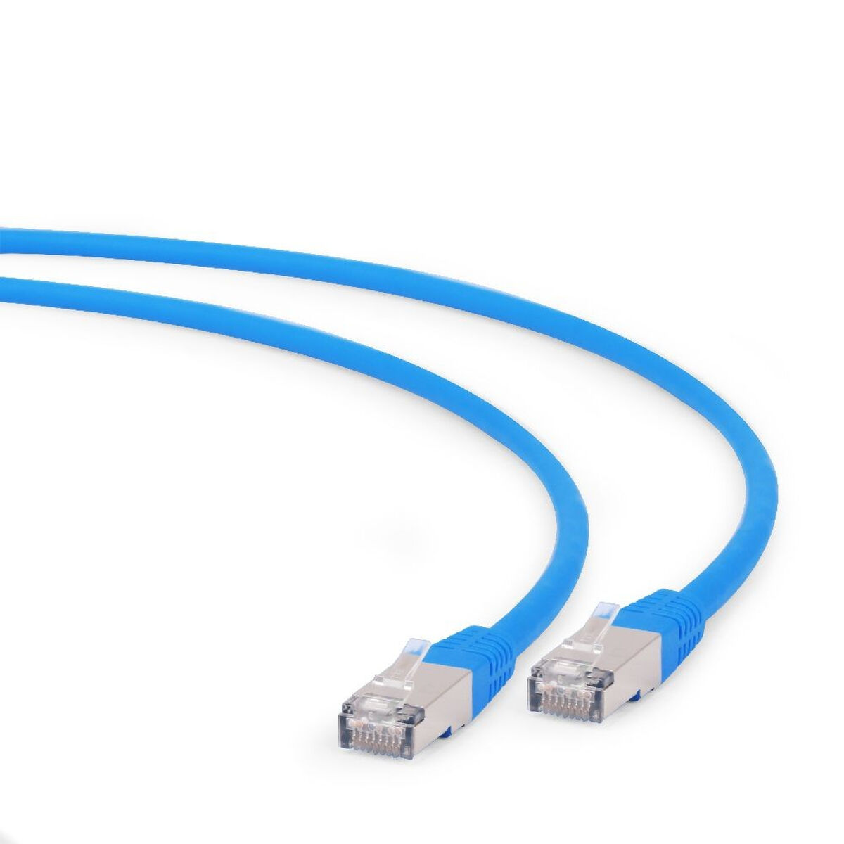 Twee blauwe ethernetkabels met zilveren connectoren liggen op een witte achtergrond.