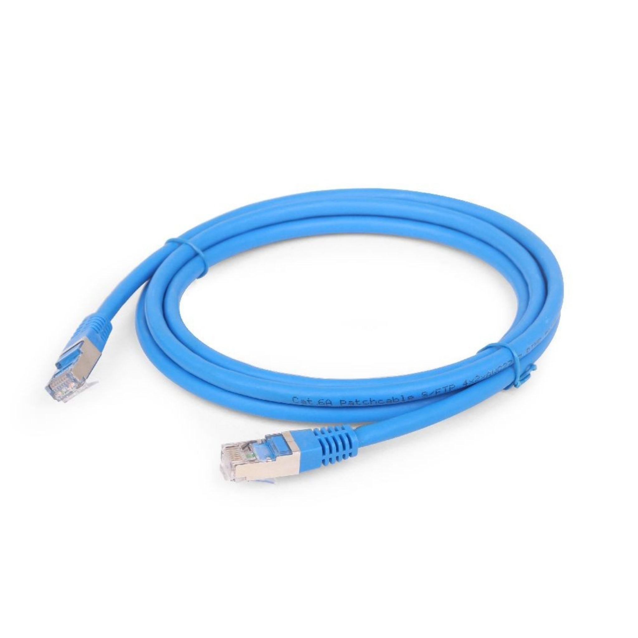 Een blauwe ethernetkabel met heldere en zilveren connectoren ligt op een witte achtergrond.