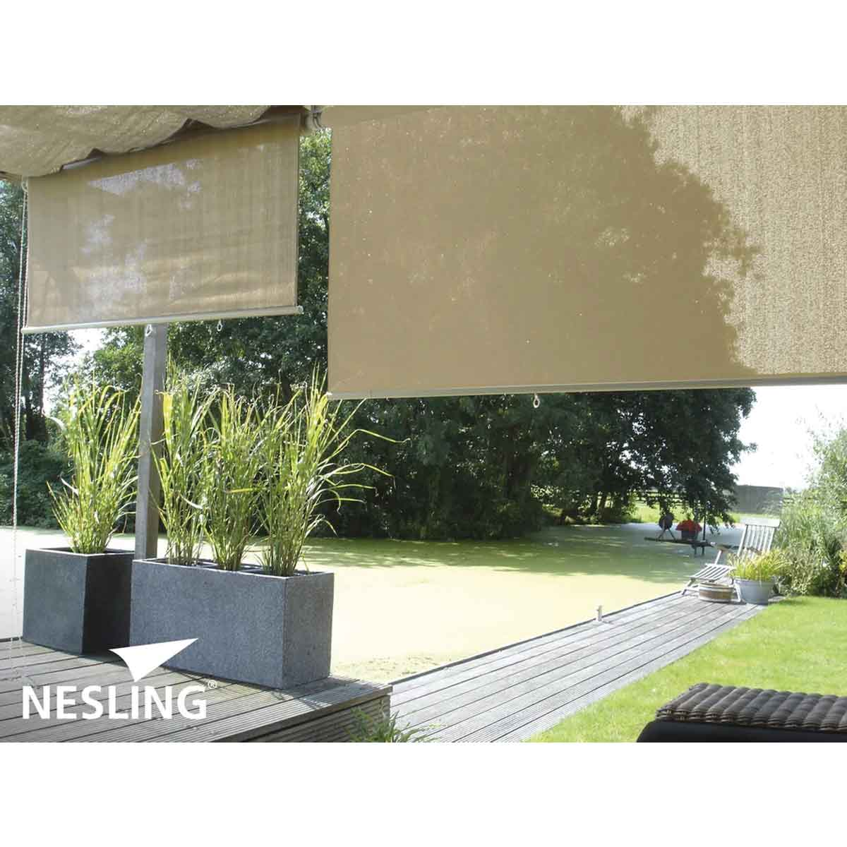 Buitenscène met zonneschermen, planten in plantenbakken en uitzicht op een groene vijver met een houten dek.
