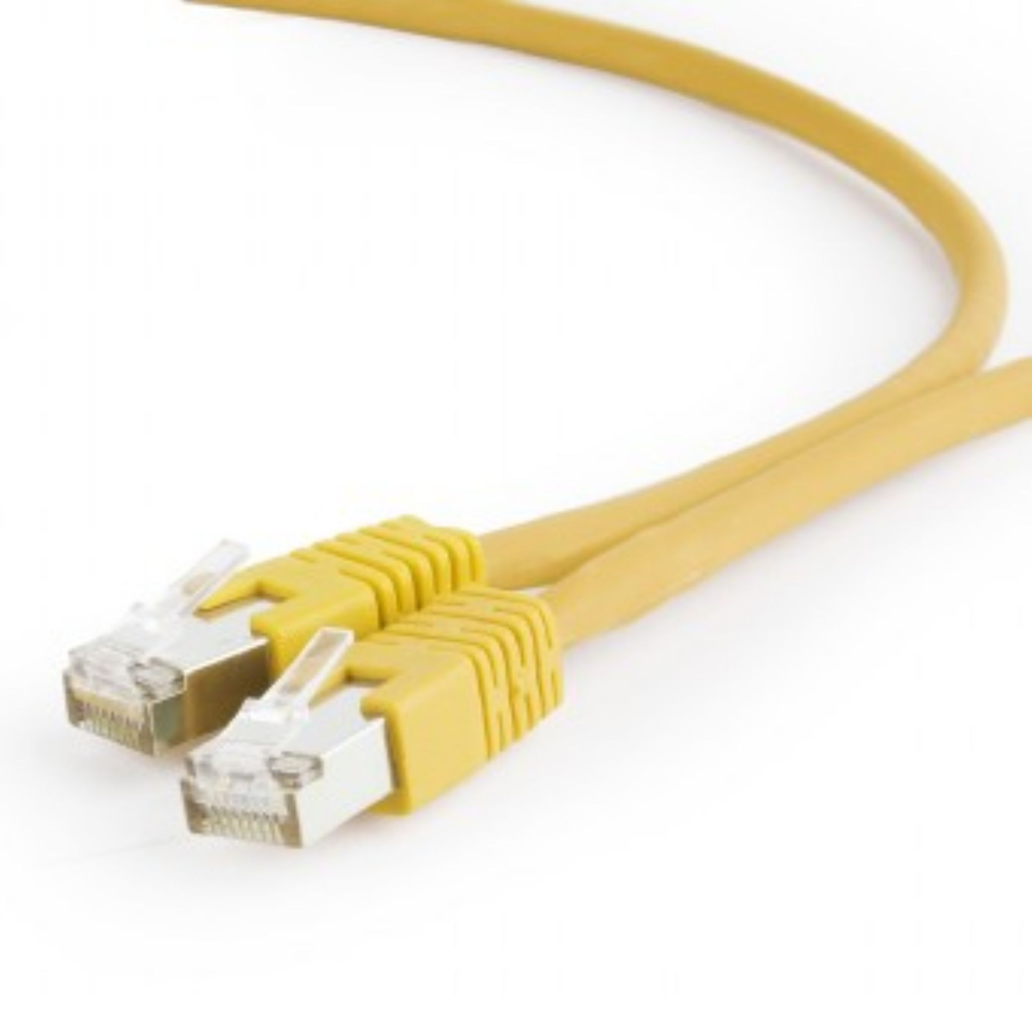 Dos cables de red amarillos con conectores transparentes sobre fondo blanco.