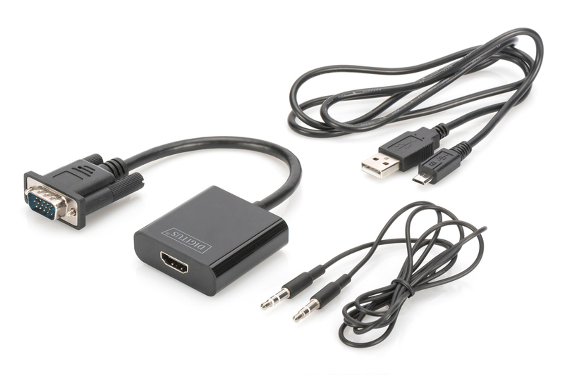 Beyaz üzerinde VGA - HDMI, USB ve ses kabloları dahil olmak üzere çeşitli kablolar.