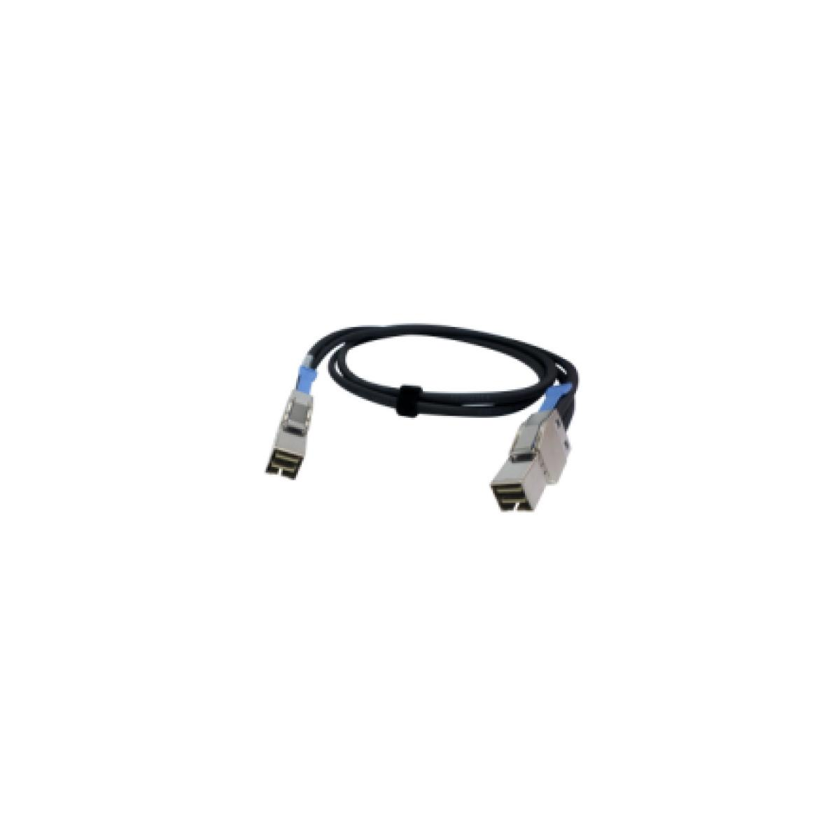Un cable negro con conectores plateados. El cable está sobre un fondo blanco.