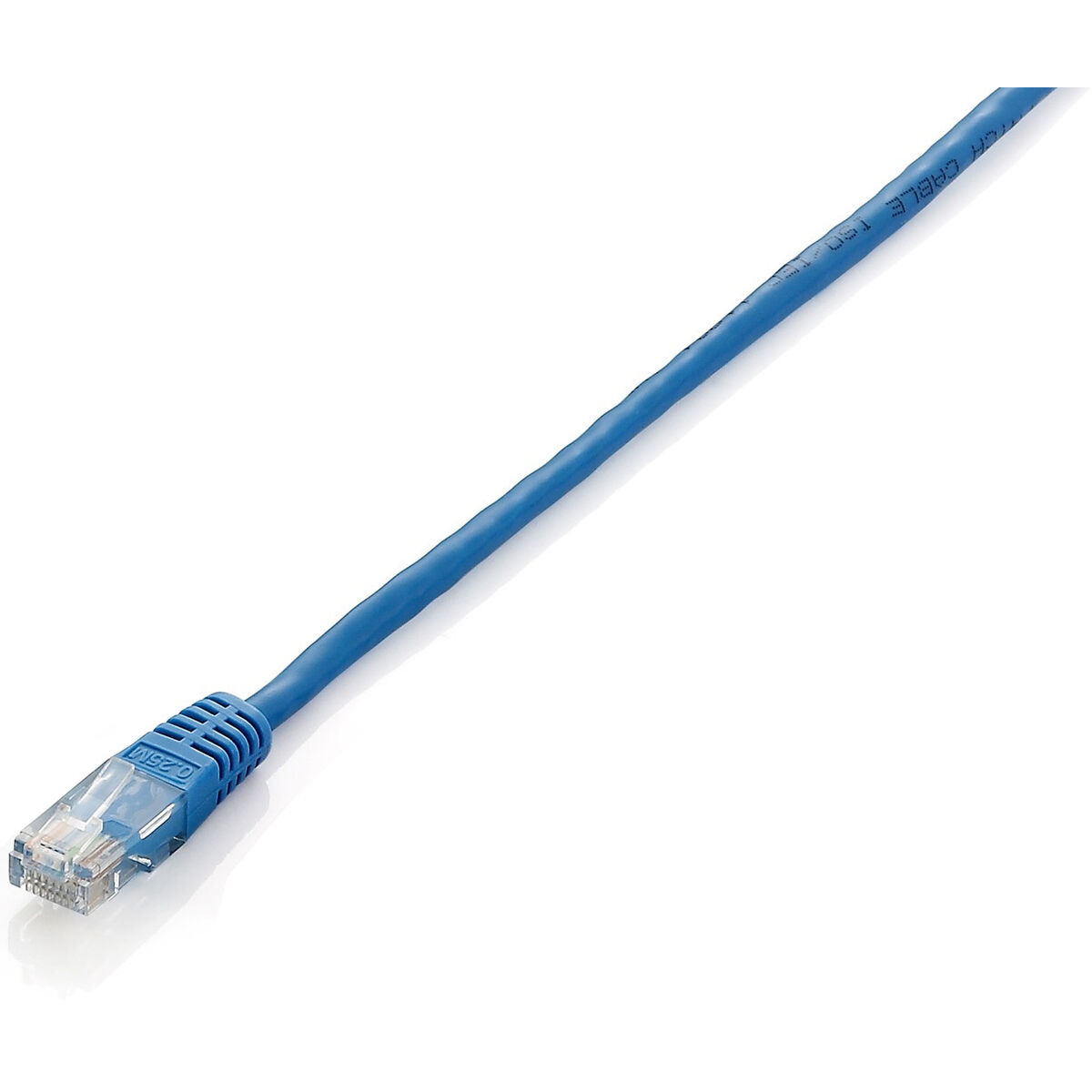 Een blauwe netwerkkabel met een blauwe connector, op een witte achtergrond.