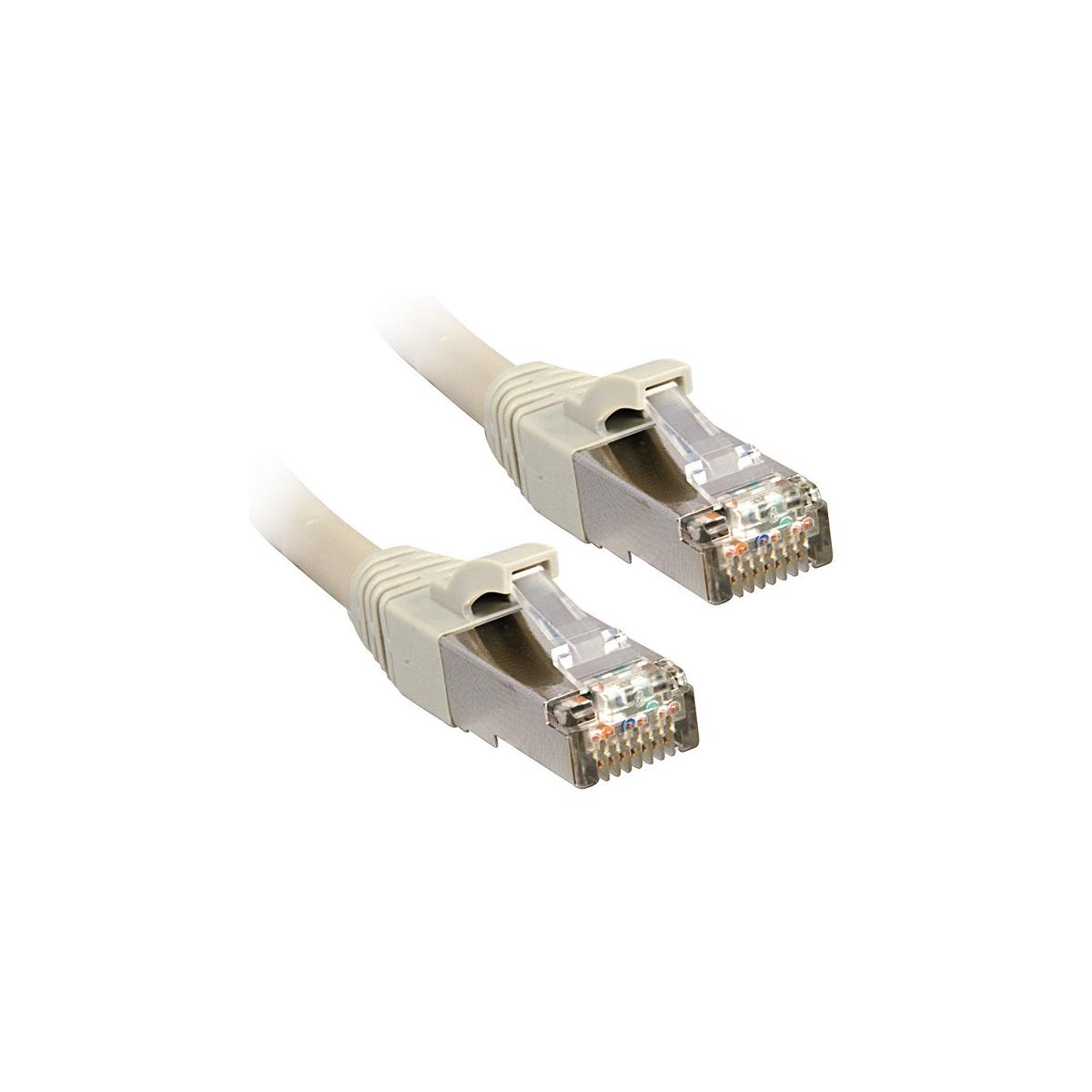 Deux câbles réseau gris avec connecteurs transparents sur fond blanc.