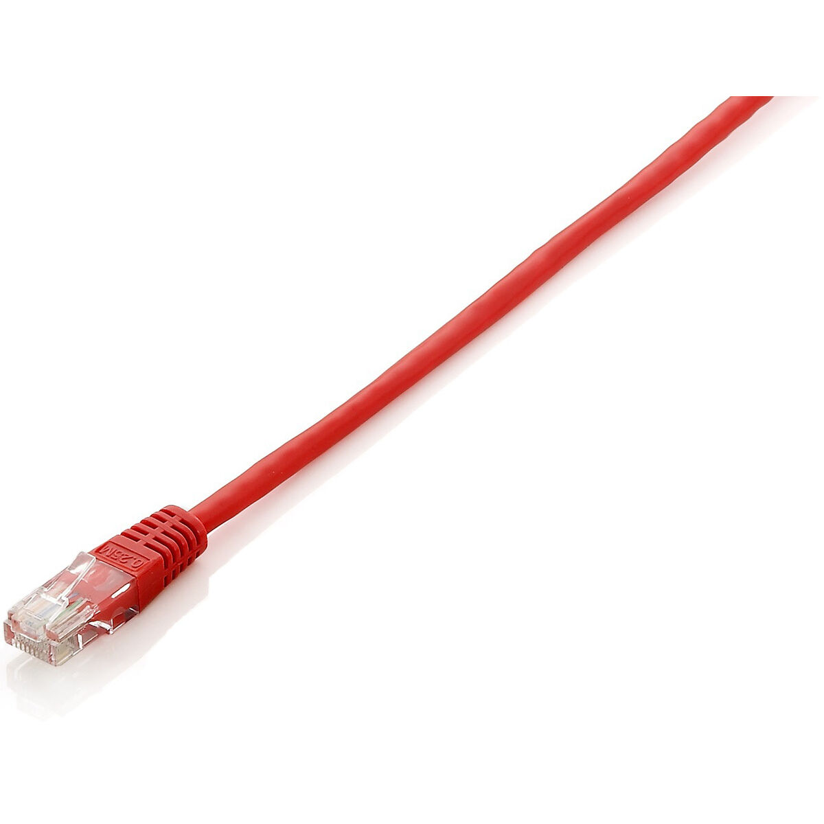 Un câble Ethernet rouge avec un connecteur. Fond blanc.