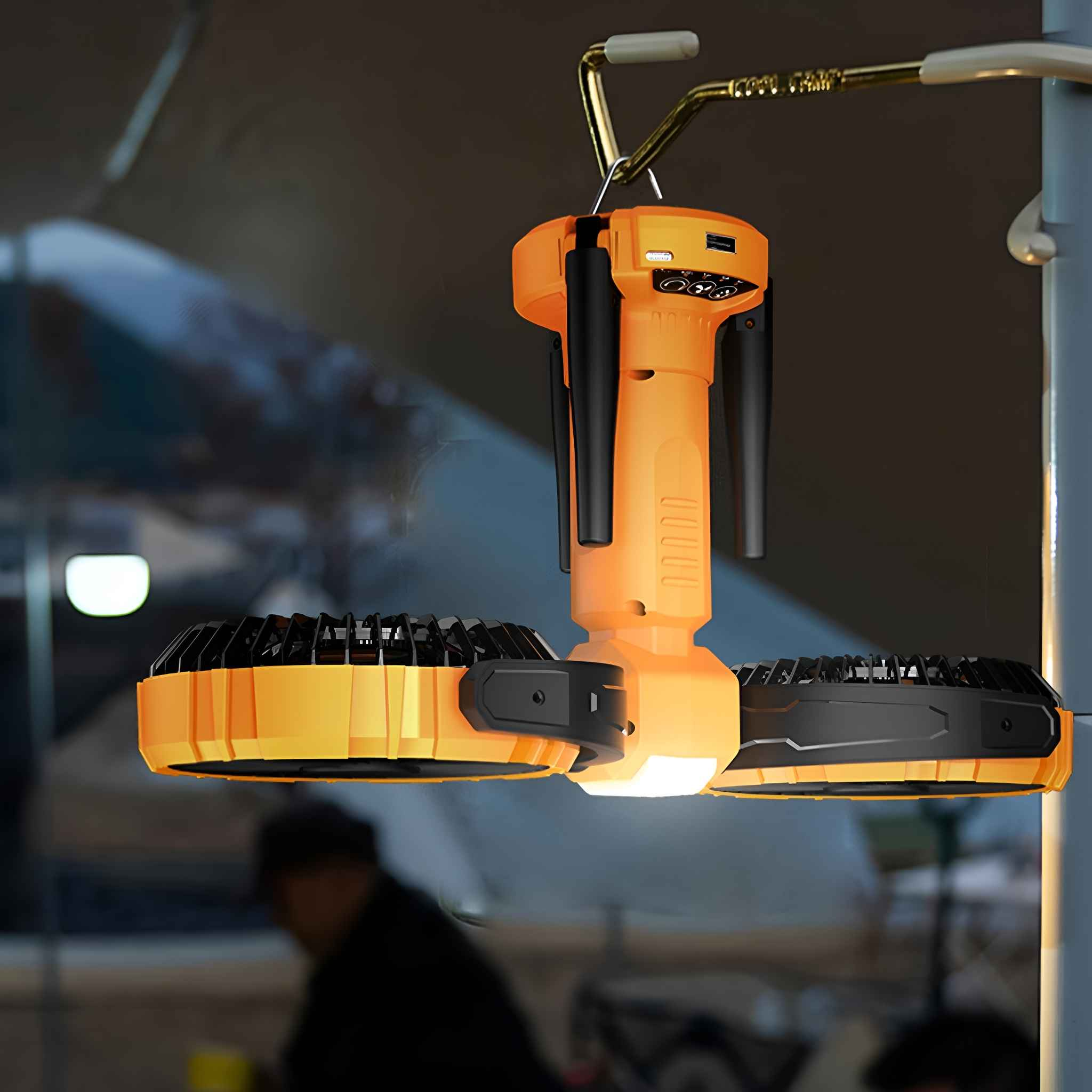 Orange-schwarze Lüfterleuchte, die an einer Metallstange hängt. Schwarze und orange Details.