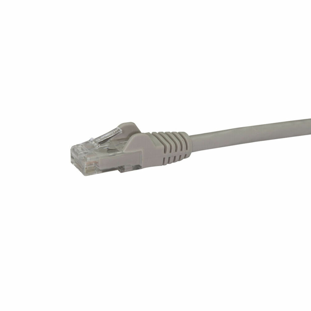 Primer plano de un cable Ethernet RJ45 gris terminado. Fondo blanco.