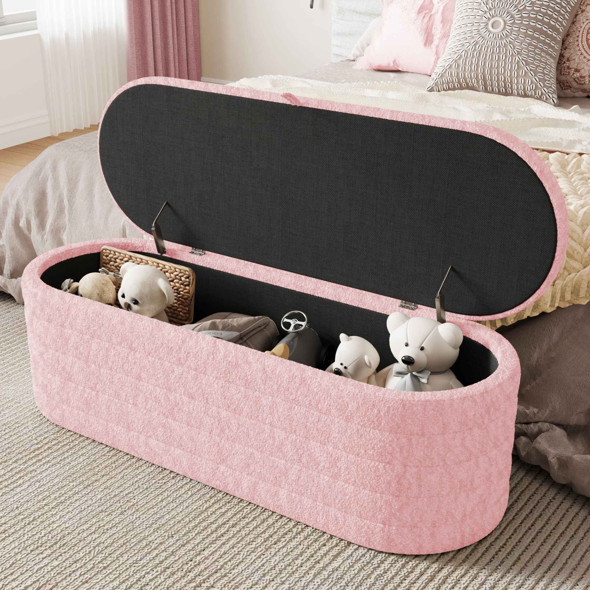 Rosa Aufbewahrungsbank mit offenem Deckel, Spielzeug sichtbar. Schlafzimmer mit Bett im Hintergrund.
