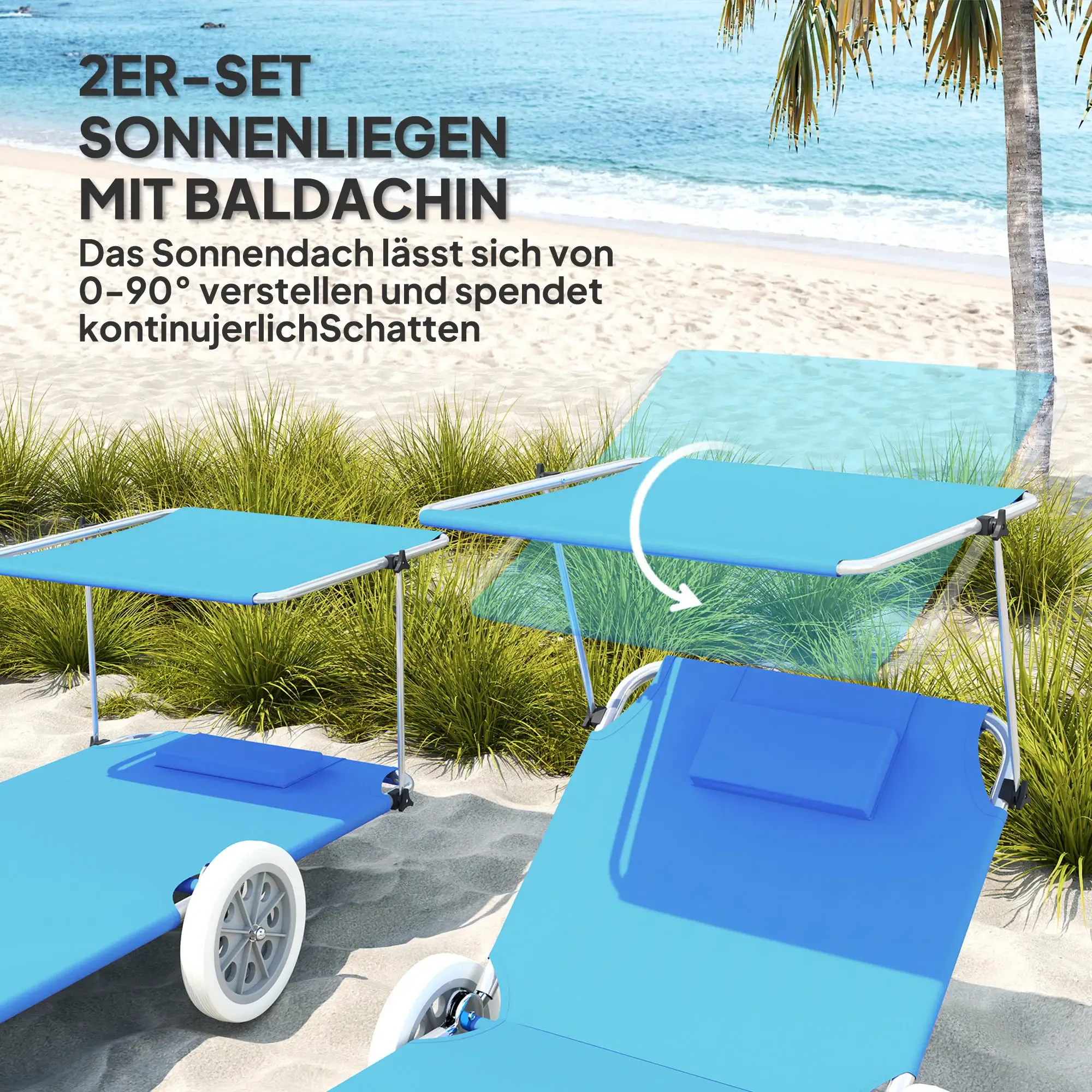 Zwei blaue Strandstühle mit Sonnendächern an einem Sandstrand mit grünem Gras und einer Palme.