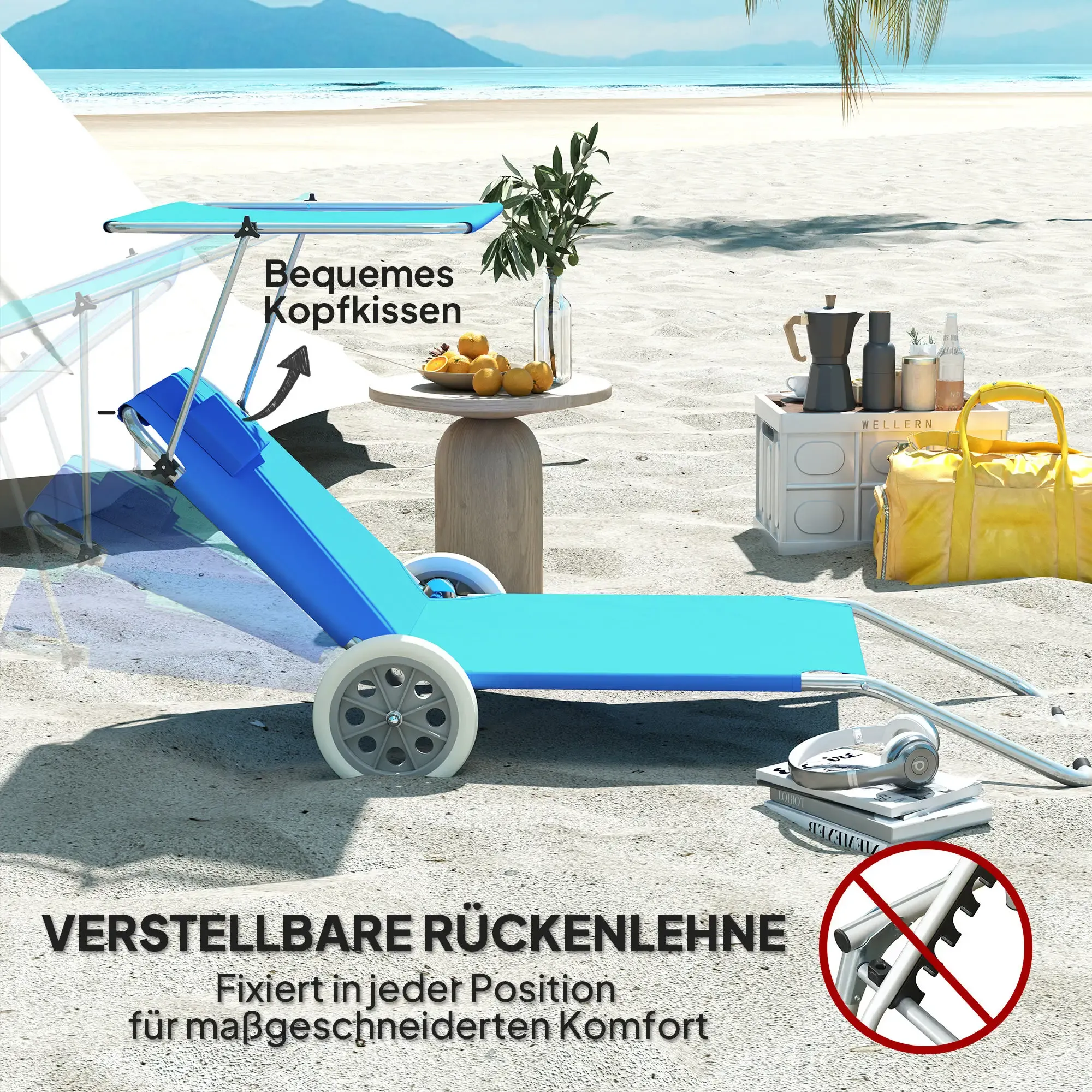 Strandszene mit blauem Strandstuhl, Tisch mit Obst und Ozean. Zusätzlicher Stuhl und Zubehör gezeigt.