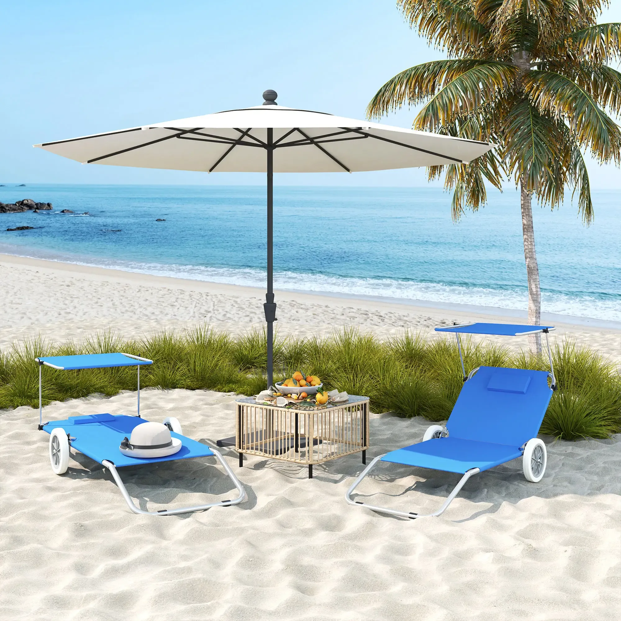Strandszene mit zwei blauen Strandstühlen unter einem weißen Sonnenschirm. Tisch mit Obst, Meer im Hintergrund.