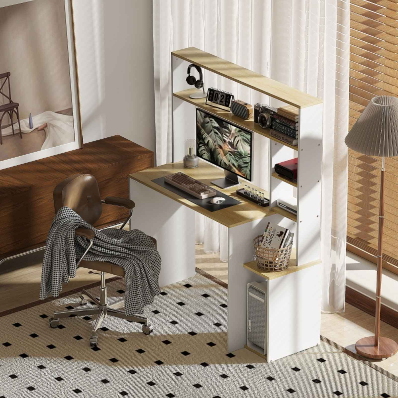 Home-Office-Einrichtung mit Schreibtisch, Computer und Regalen. Stuhl und Dekoration vorhanden.