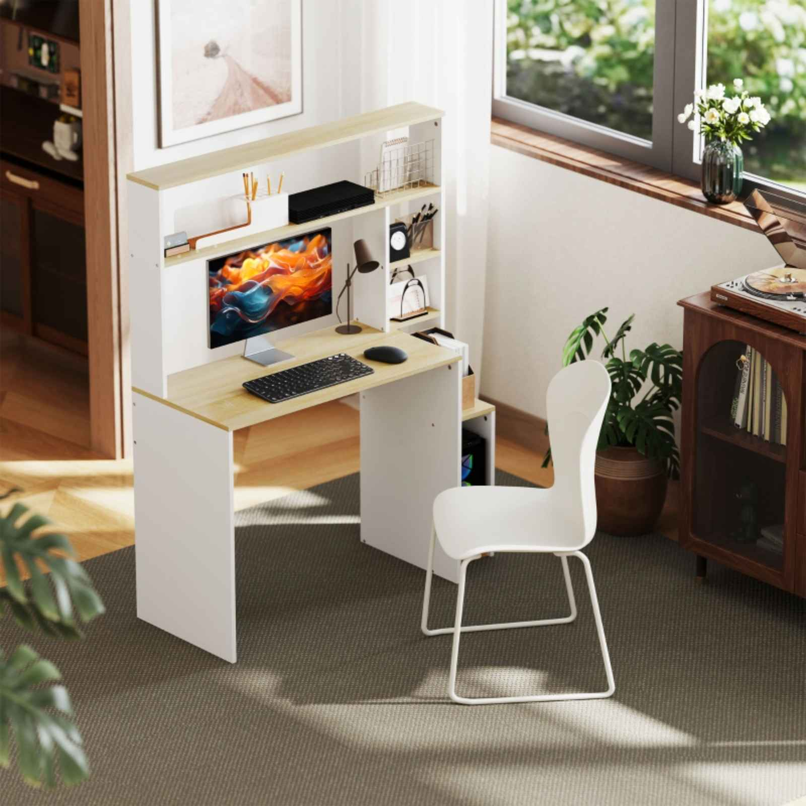 Ein weißer Schreibtisch mit Regalen und Computer. Stuhl und Dekoration sind vorhanden. Heller Raum.