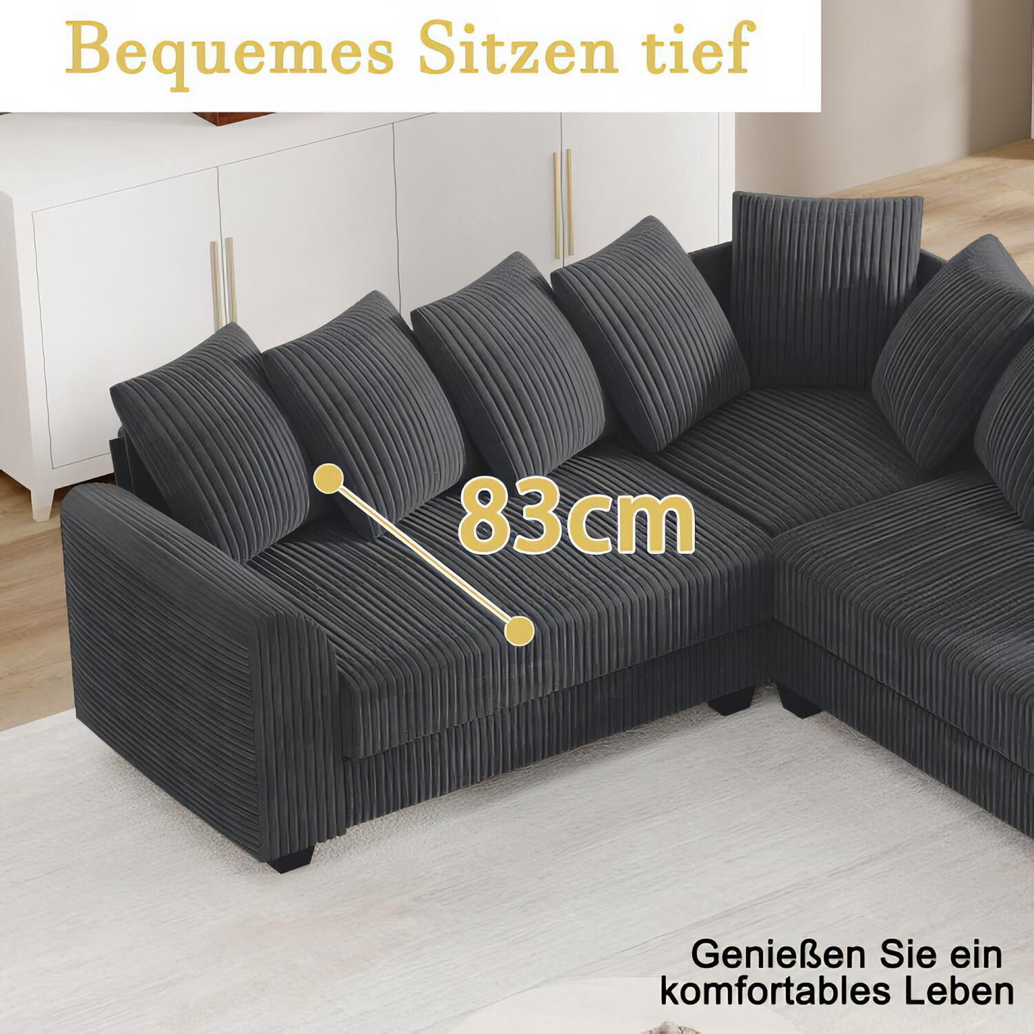 Dunkelgraues Ecksofa mit mehreren Kissen. Das Bild zeigt eine komfortable Sitztiefe.