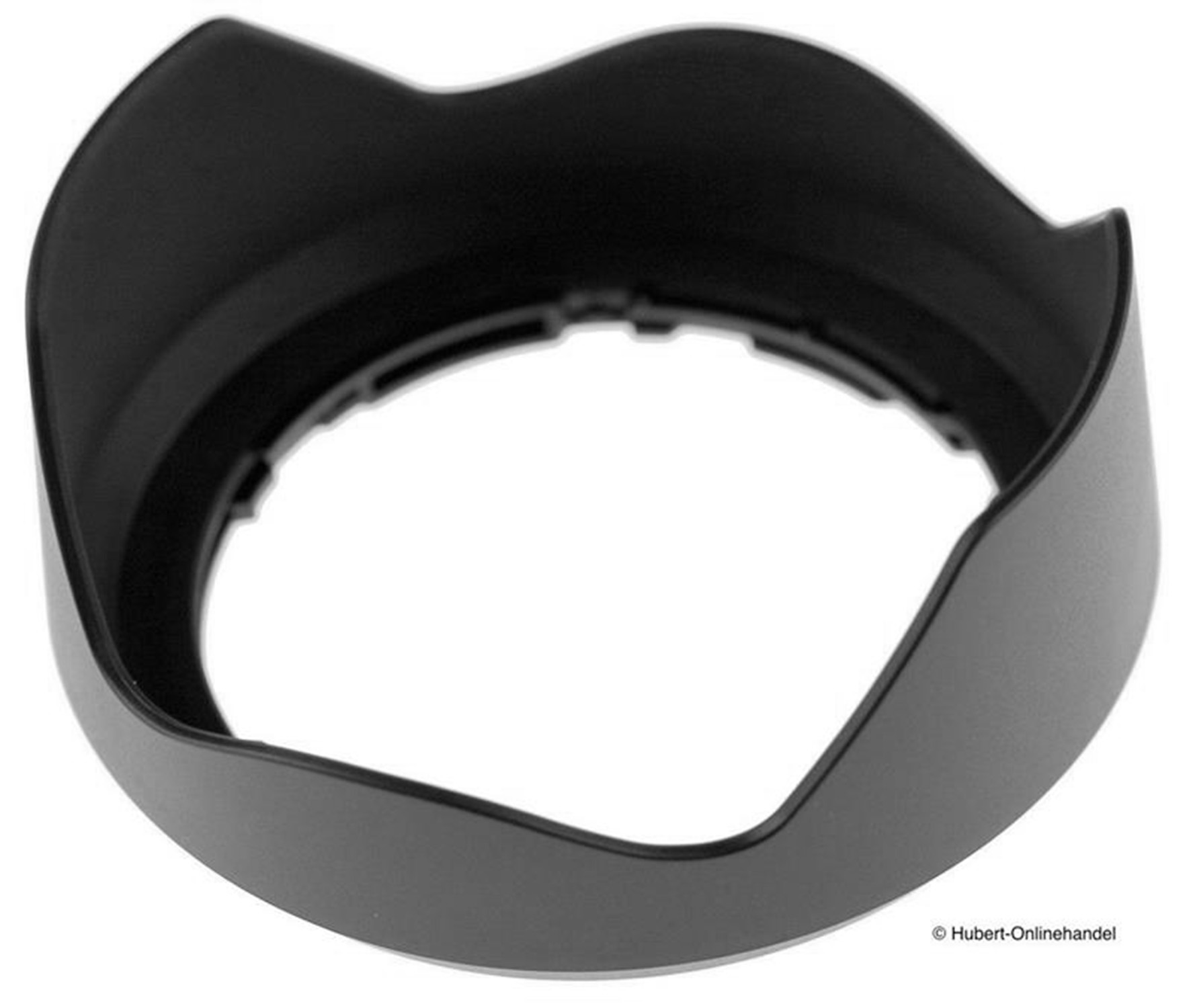Eine schwarze Objektivsonnenblende. Es hat eine geschwungene Form mit einer weiten Öffnung oben. Der Hintergrund ist weiß.