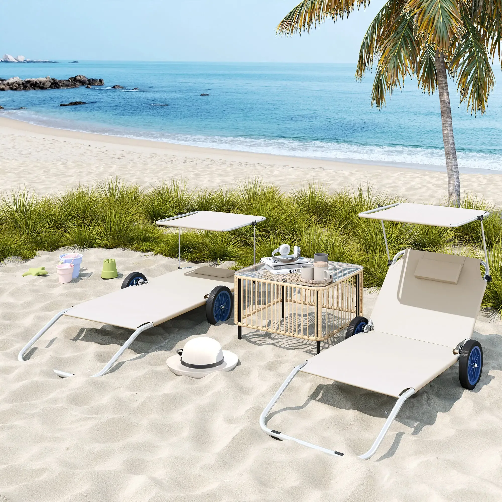 Zwei Strandstühle und ein Tisch am Strand mit Zubehör. Palme und Ozean im Hintergrund.