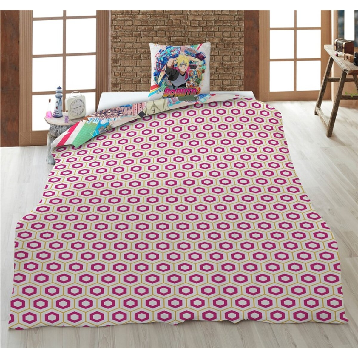 Bettwäsche-Set mit rosa Hintergrund mit sich wiederholenden Sechsecken mit goldenen Linien.