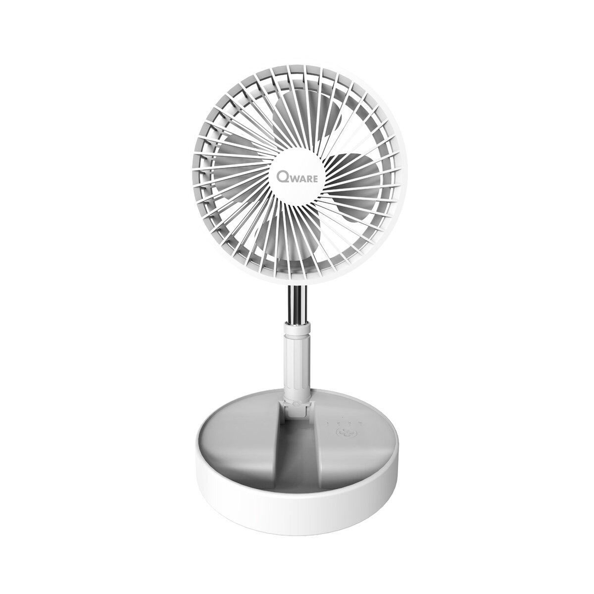 Ein weißer Tischventilator mit rundem Lüfterkopf und Sockel. Der Markenname Qware ist aufgedruckt.