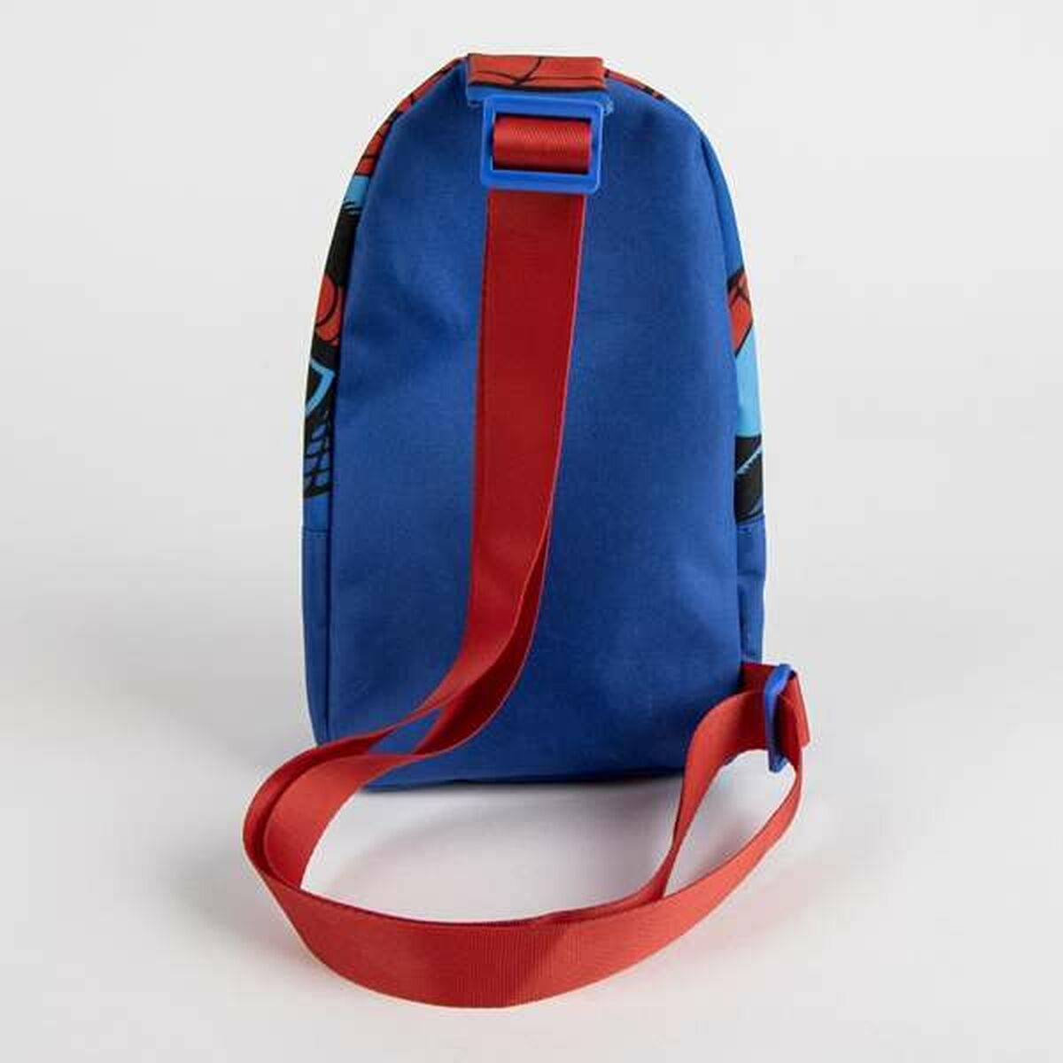 Blauer Rucksack mit rotem Riemen. Die Rückseite hat ein Spider-Man-Design.