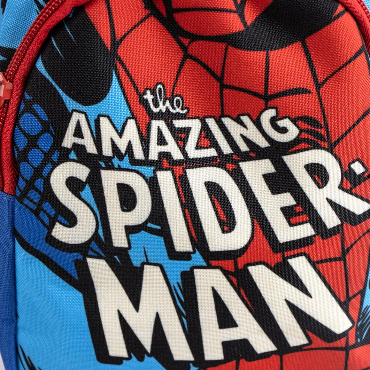 Nahaufnahme eines Spiderman-Rucksacks mit den Worten 'The Amazing Spiderman'.