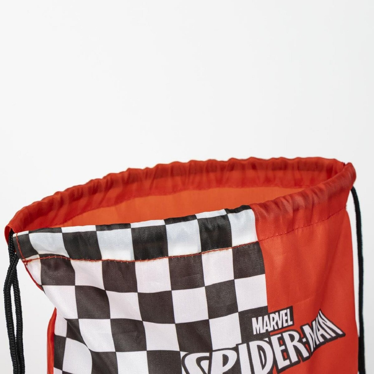 Roter Kordelzugbeutel mit Spiderman-Design und Schachmuster auf weißem Grund.