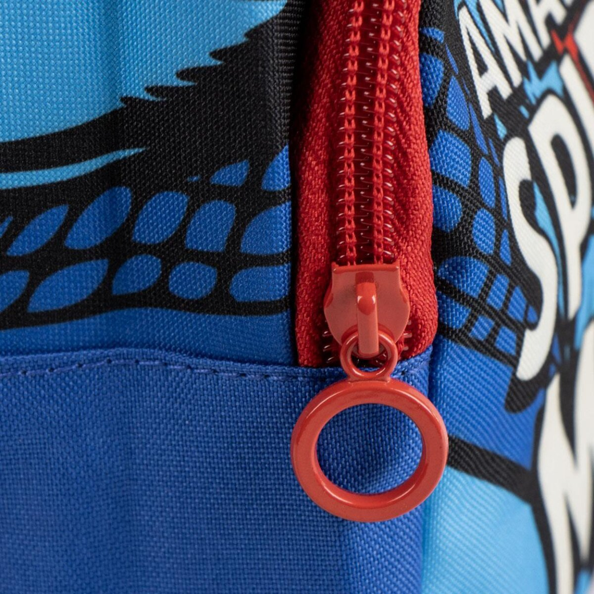 Nahaufnahme eines roten Reißverschlusses an einem blauen Spider-Man-Rucksack mit rotem Reißverschluss.