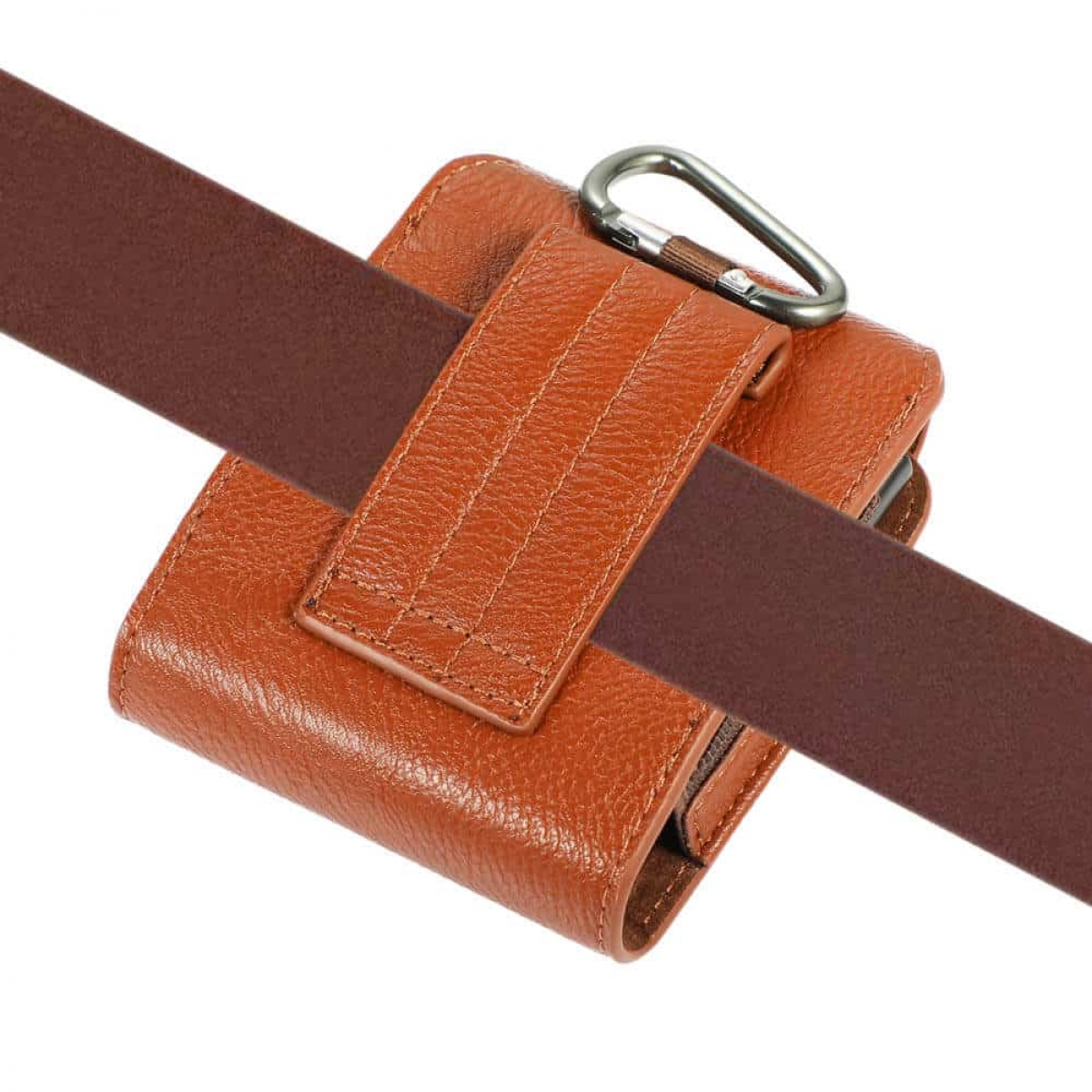 Braune Leder-Handyhülle an einem Gürtel. Ein silberner Karabinerclip sichert die Hülle.