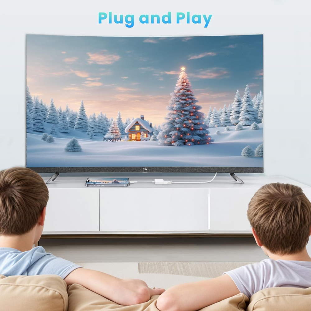 Zwei Jungen auf einem Sofa schauen fern, mit einer verschneiten Szene und einem geschmückten Weihnachtsbaum.