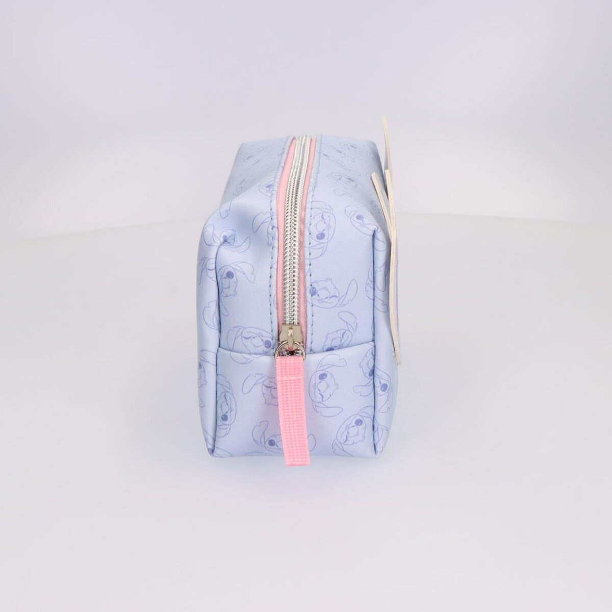 Hellblaue Stitch-Kosmetiktasche mit pinkfarbenem Reißverschluss, auf weißem Hintergrund.