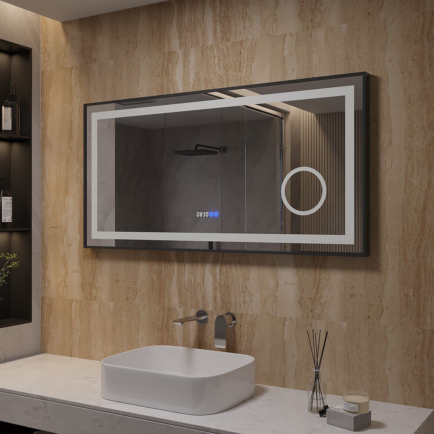 Ein moderner Badezimmerspiegel mit integrierter Beleuchtung über einem Waschbecken, mit digitaler Uhranzeige.