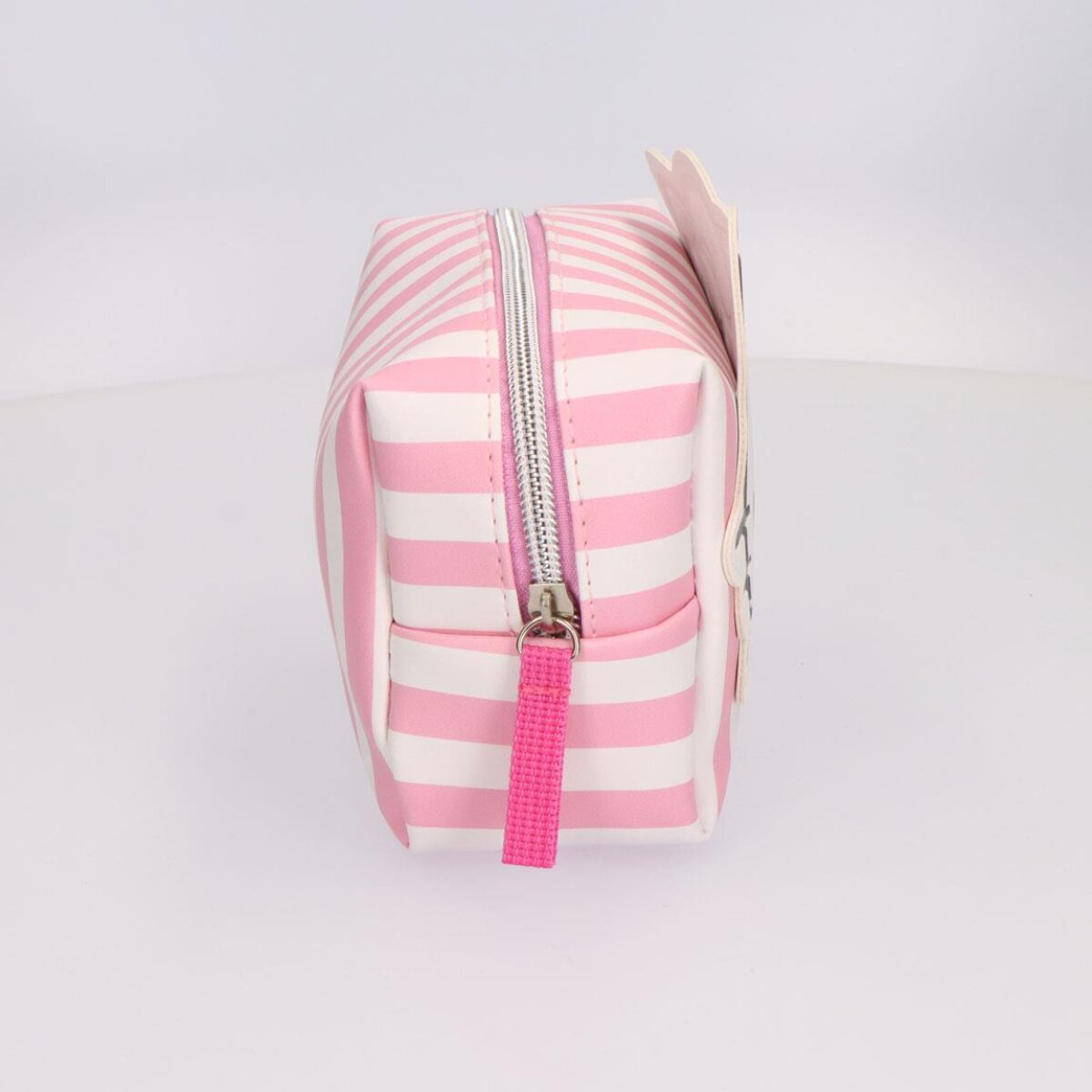 Eine rosa-weiß gestreifte Kosmetiktasche mit Reißverschluss und rosa Zug. Eine Zeichentrickfigur ist sichtbar.