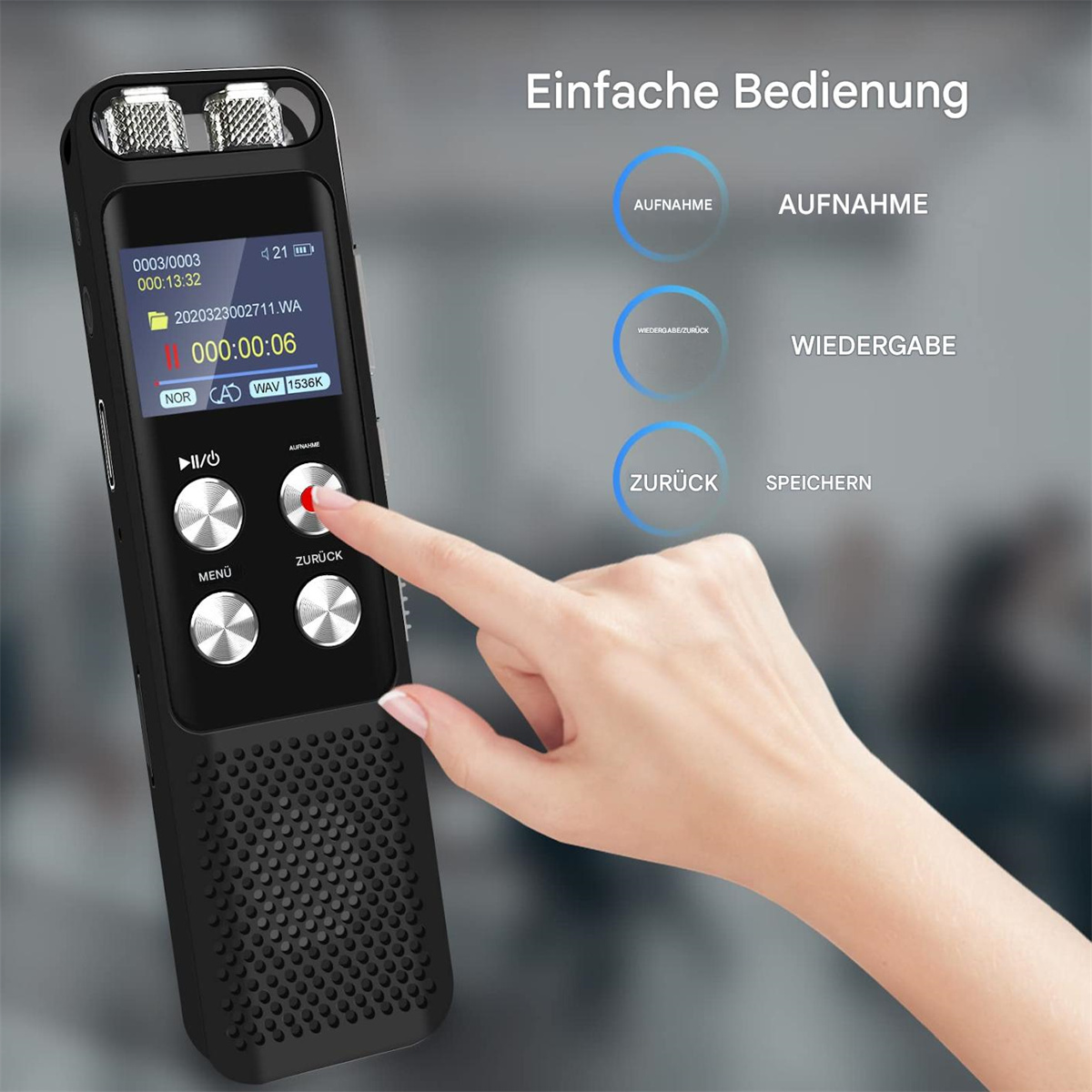 Schwarzes Aufnahmegerät. Ein Finger drückt die Aufnahmetaste.